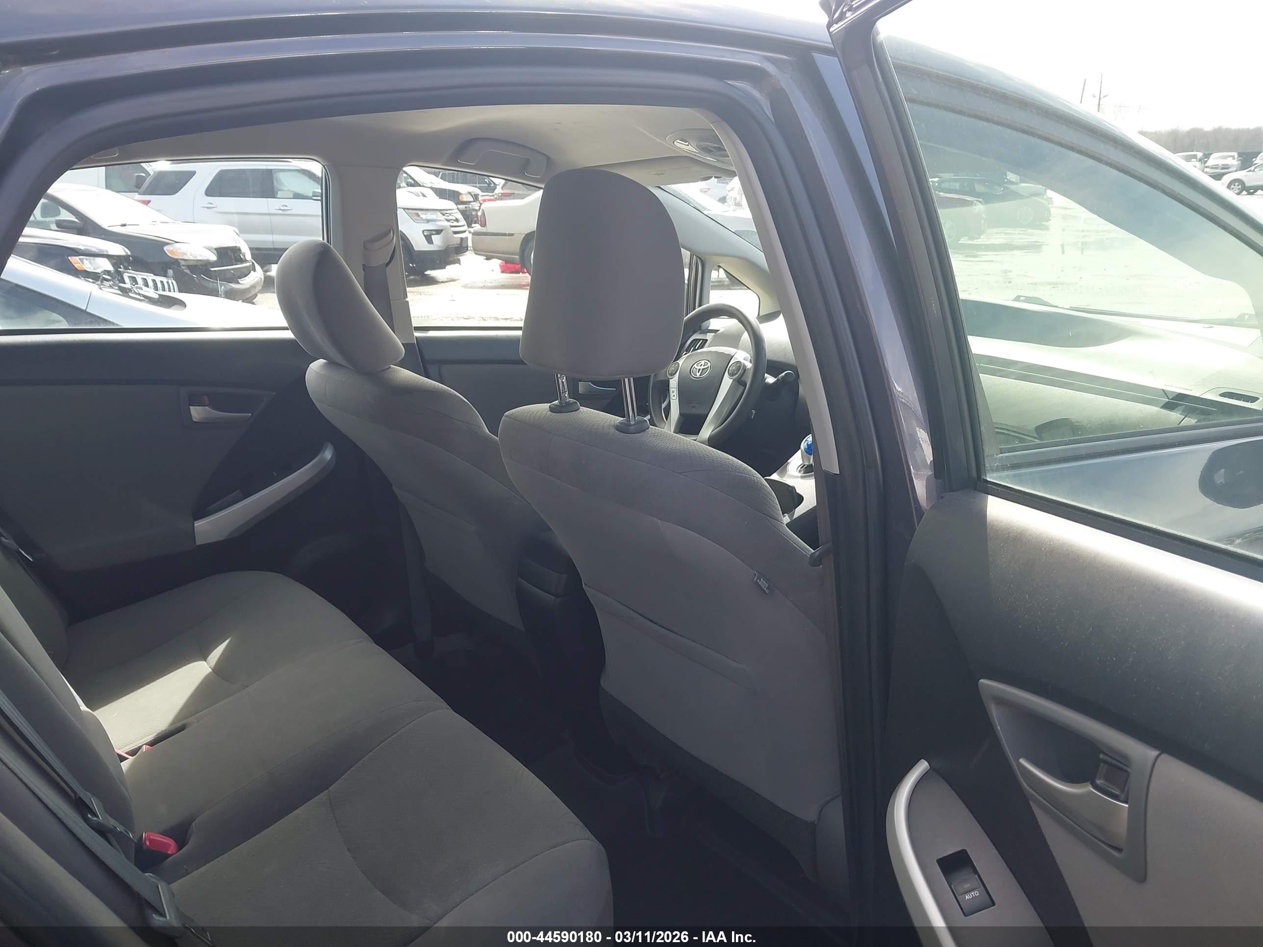 TOYOTA PRIUS image 8