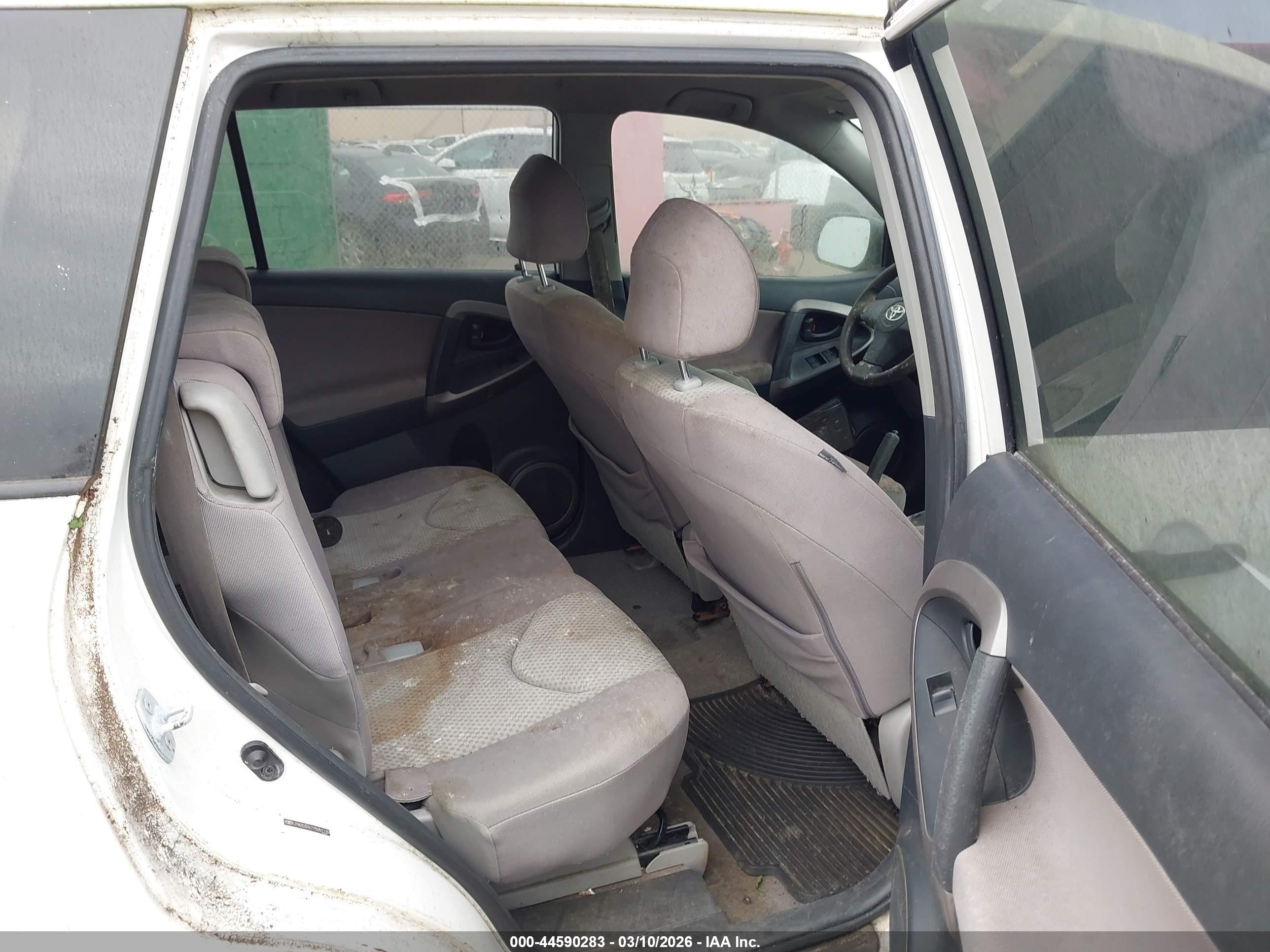 TOYOTA RAV4 image 8