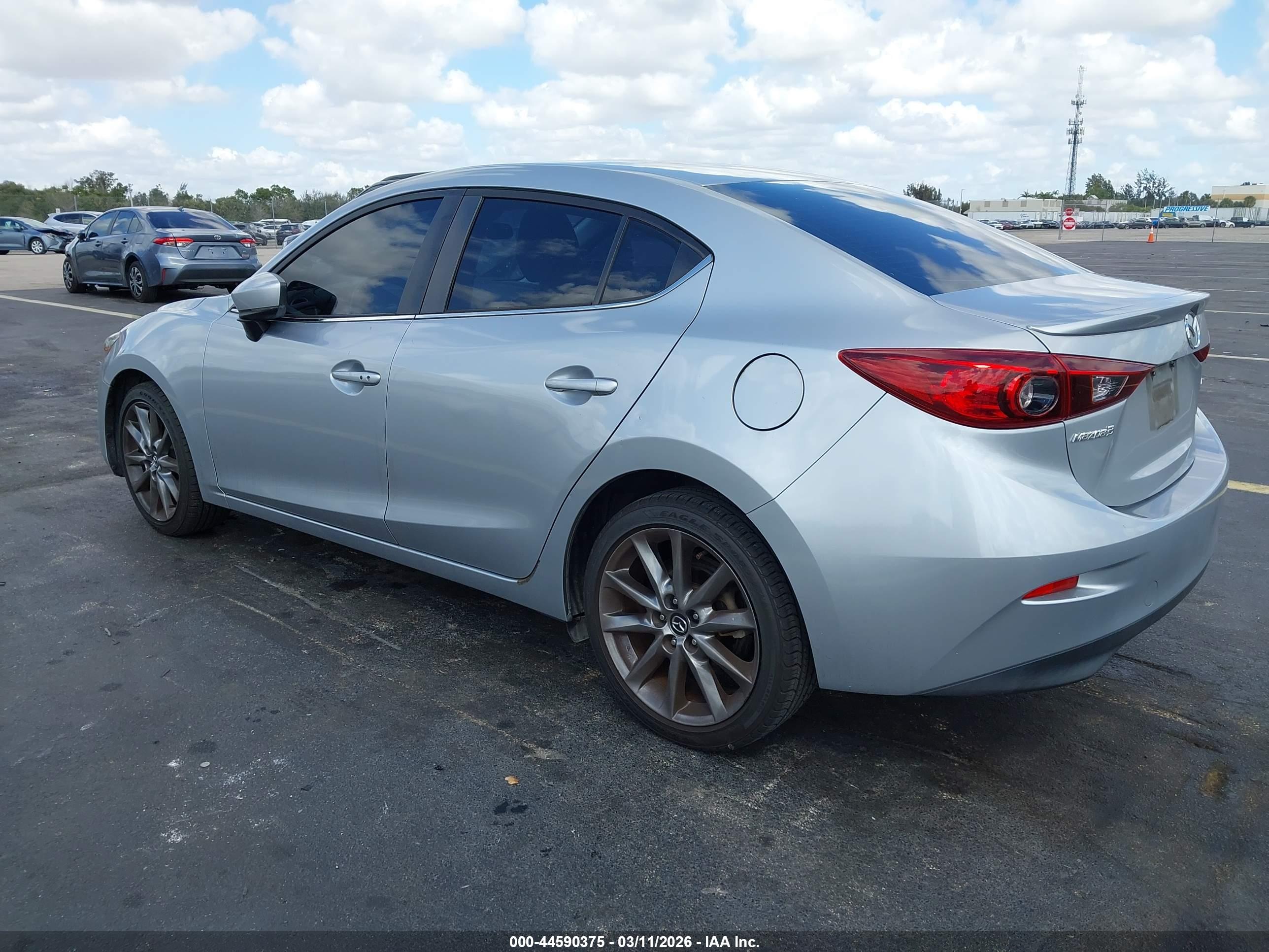 MAZDA MAZDA3 image 3