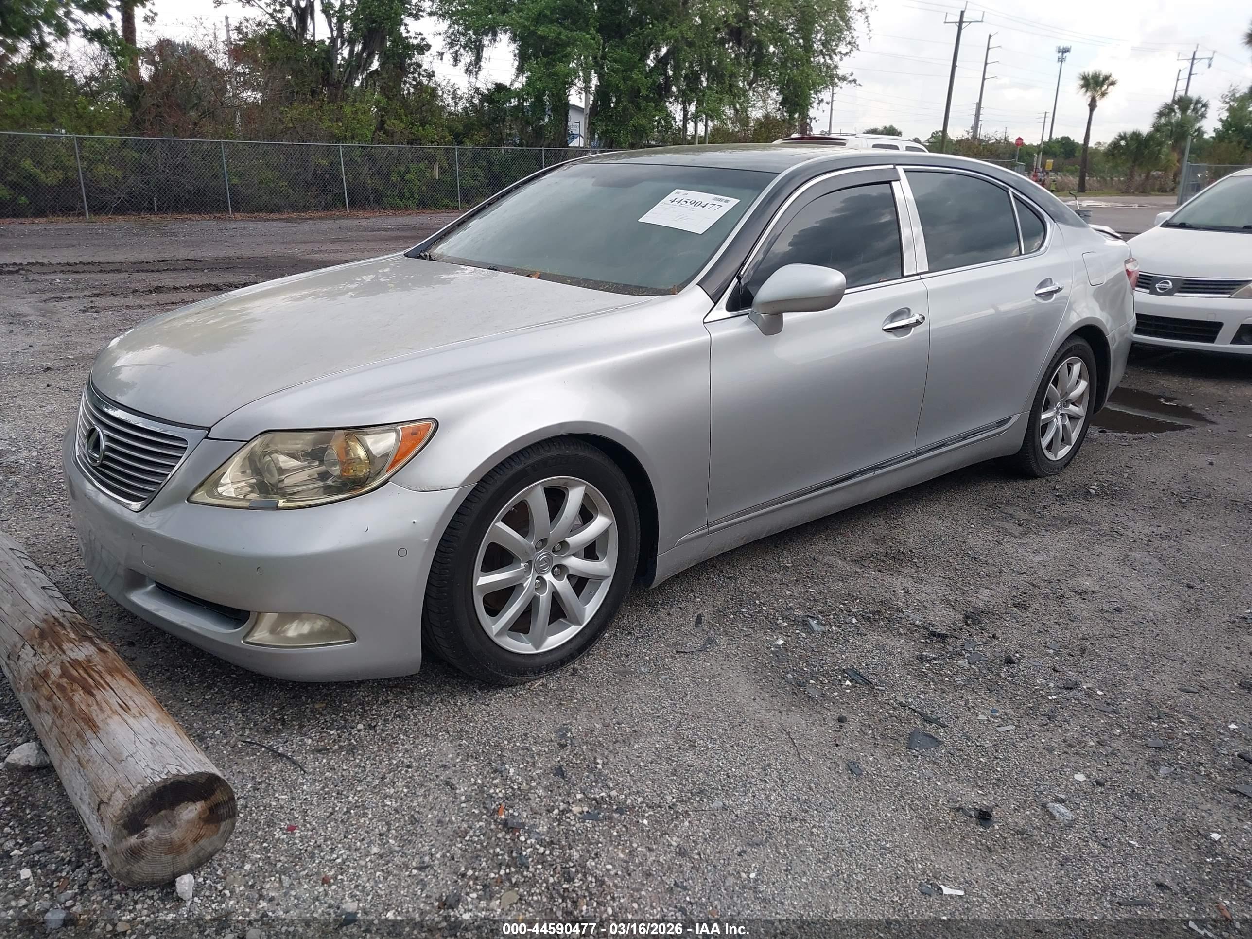 LEXUS LS image 2