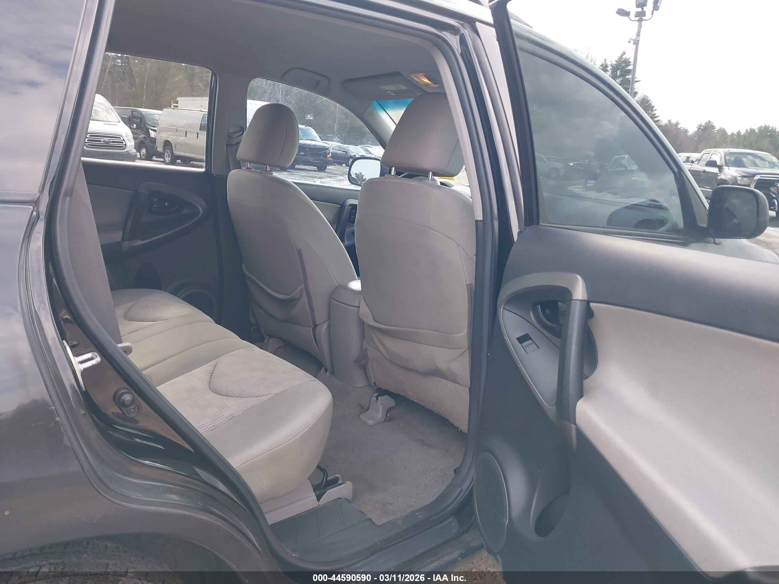 TOYOTA RAV4 image 8