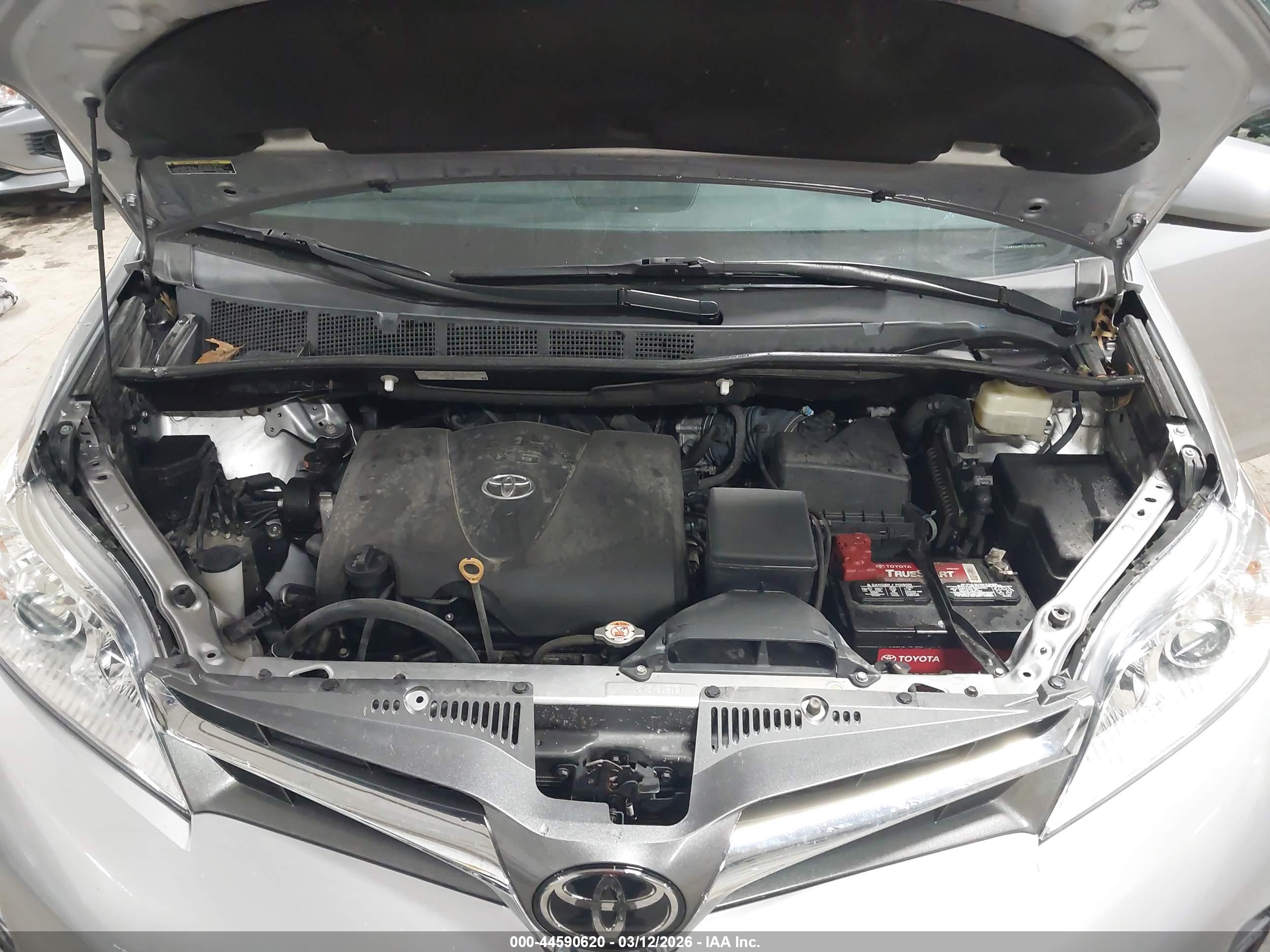TOYOTA SIENNA image 10