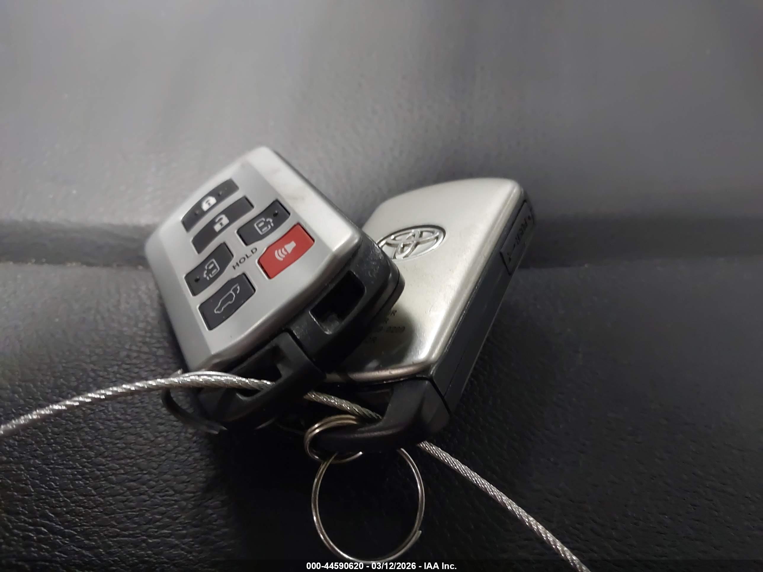 TOYOTA SIENNA image 11