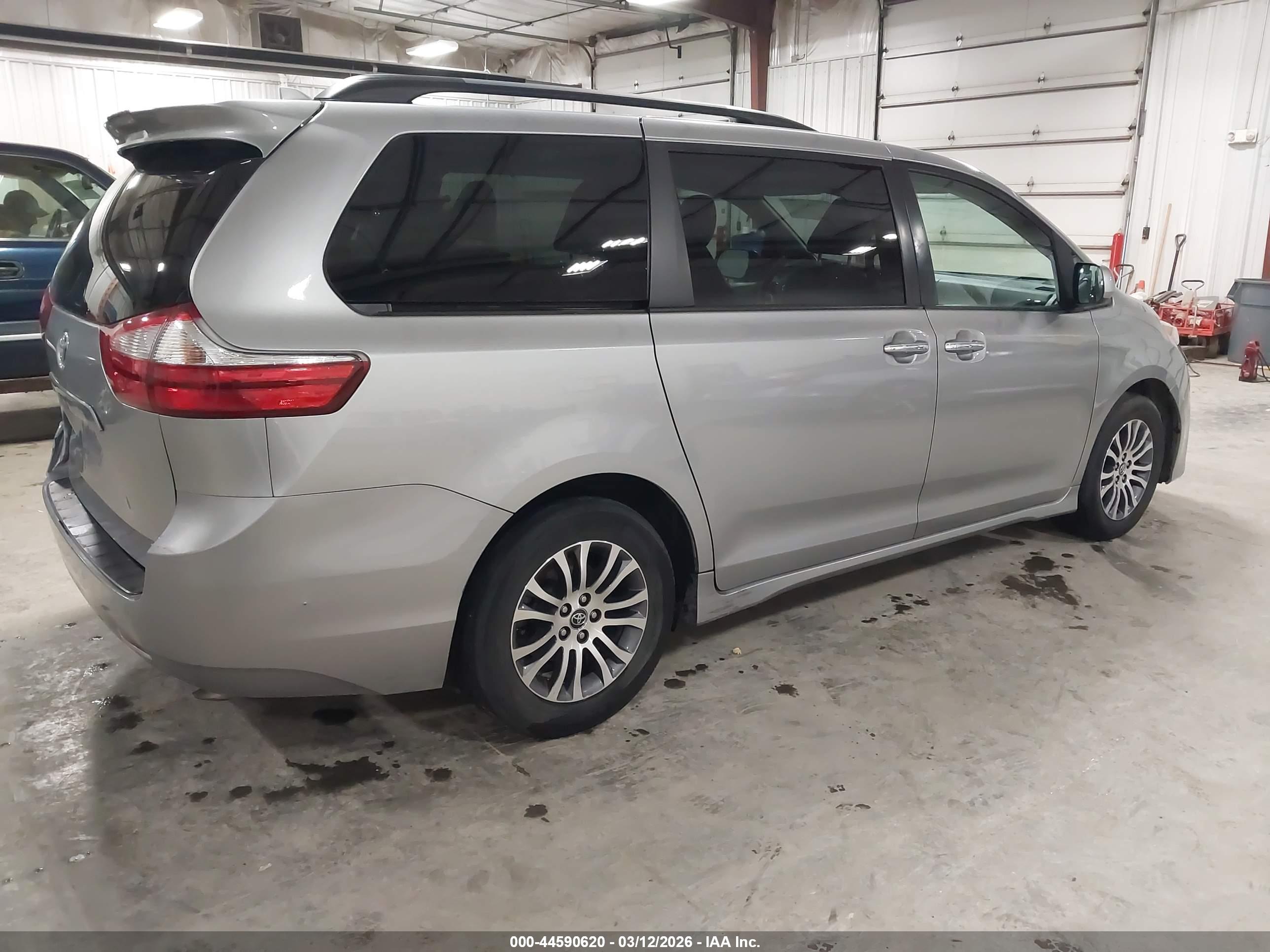 TOYOTA SIENNA image 4