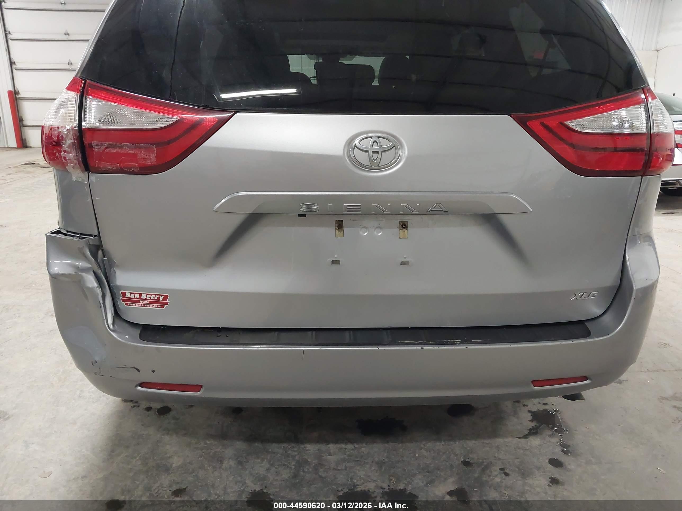 TOYOTA SIENNA image 6