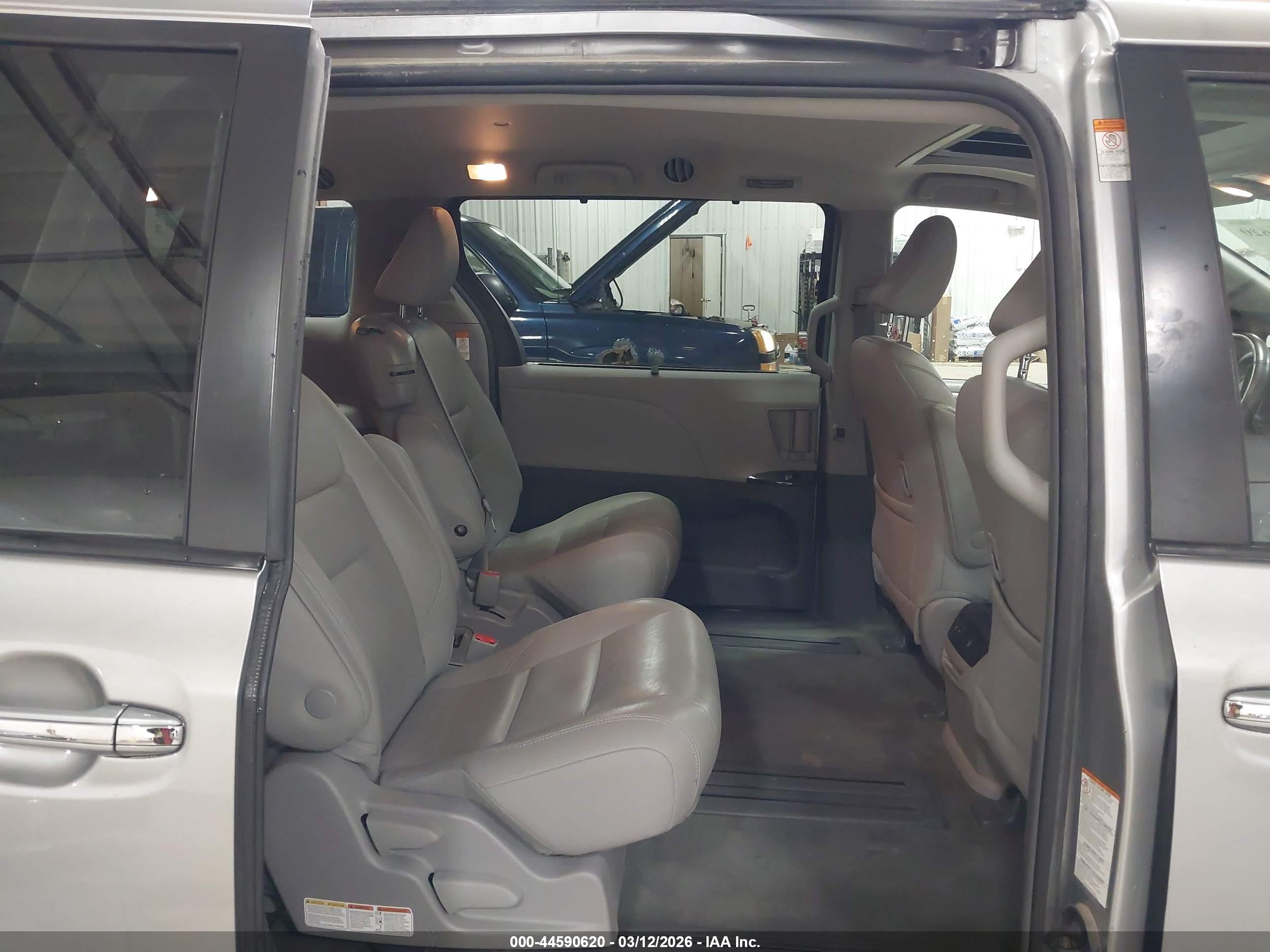 TOYOTA SIENNA image 8