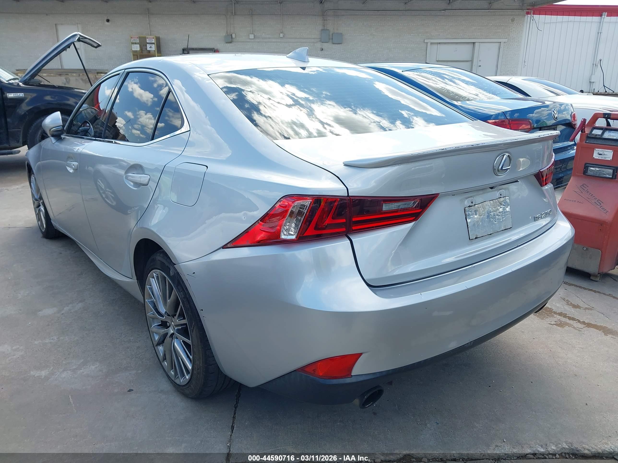 LEXUS IS image 3