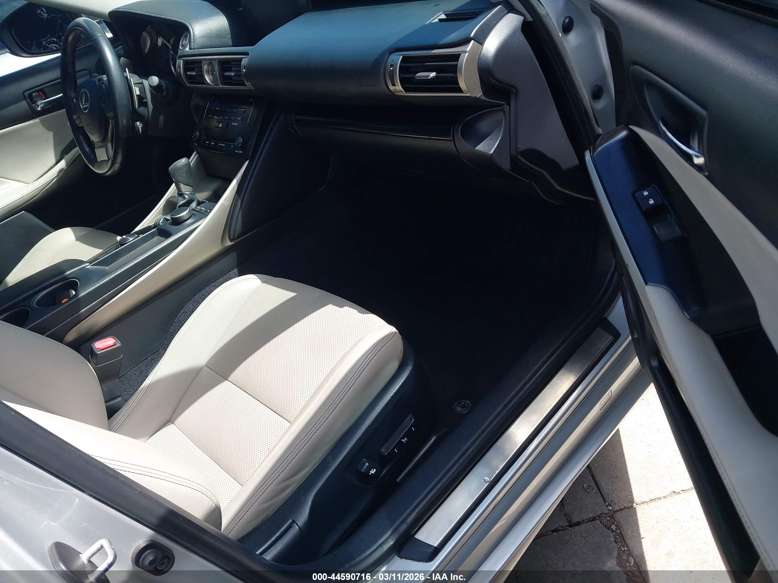 LEXUS IS image 5