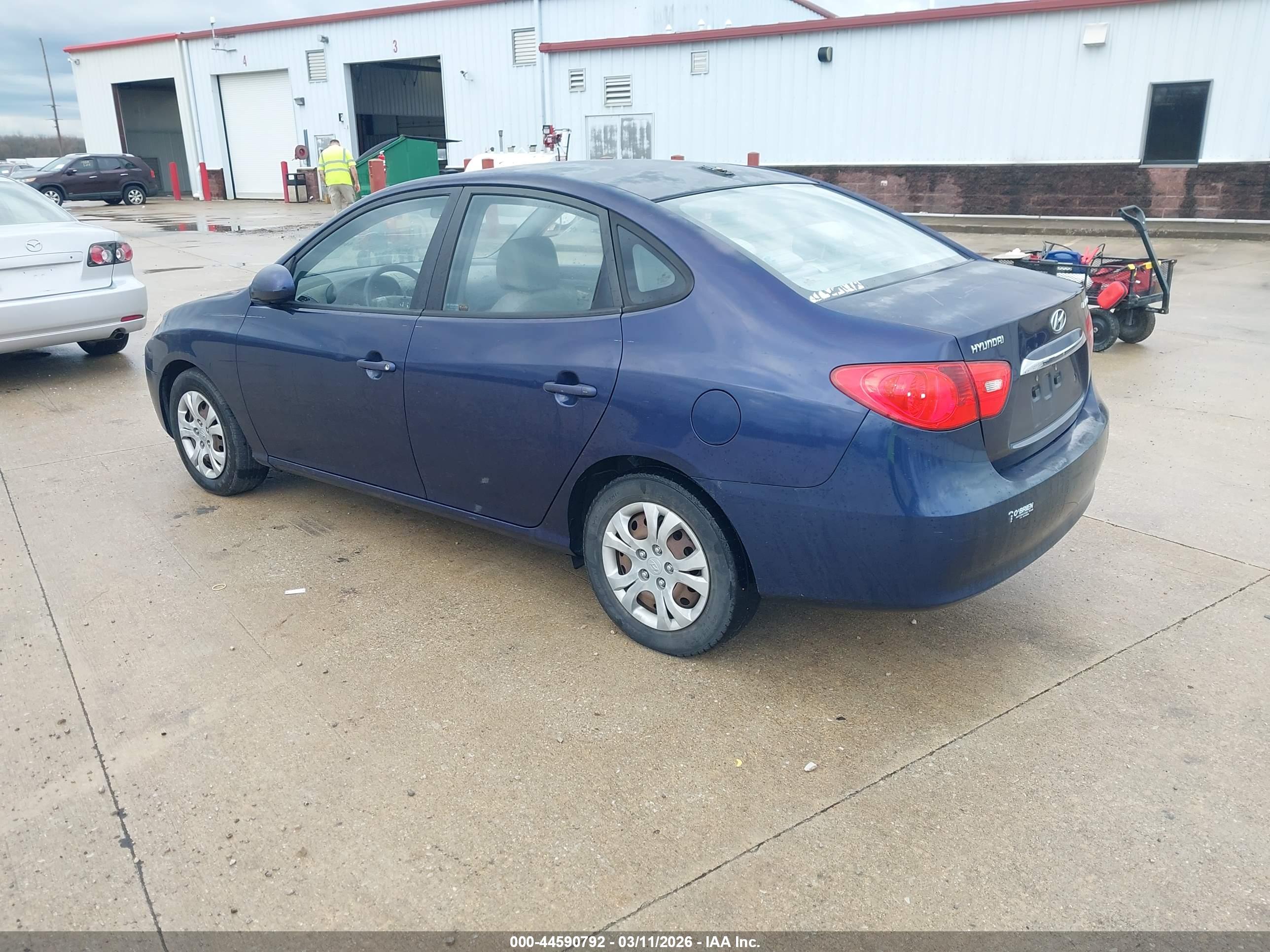 HYUNDAI ELANTRA image 3
