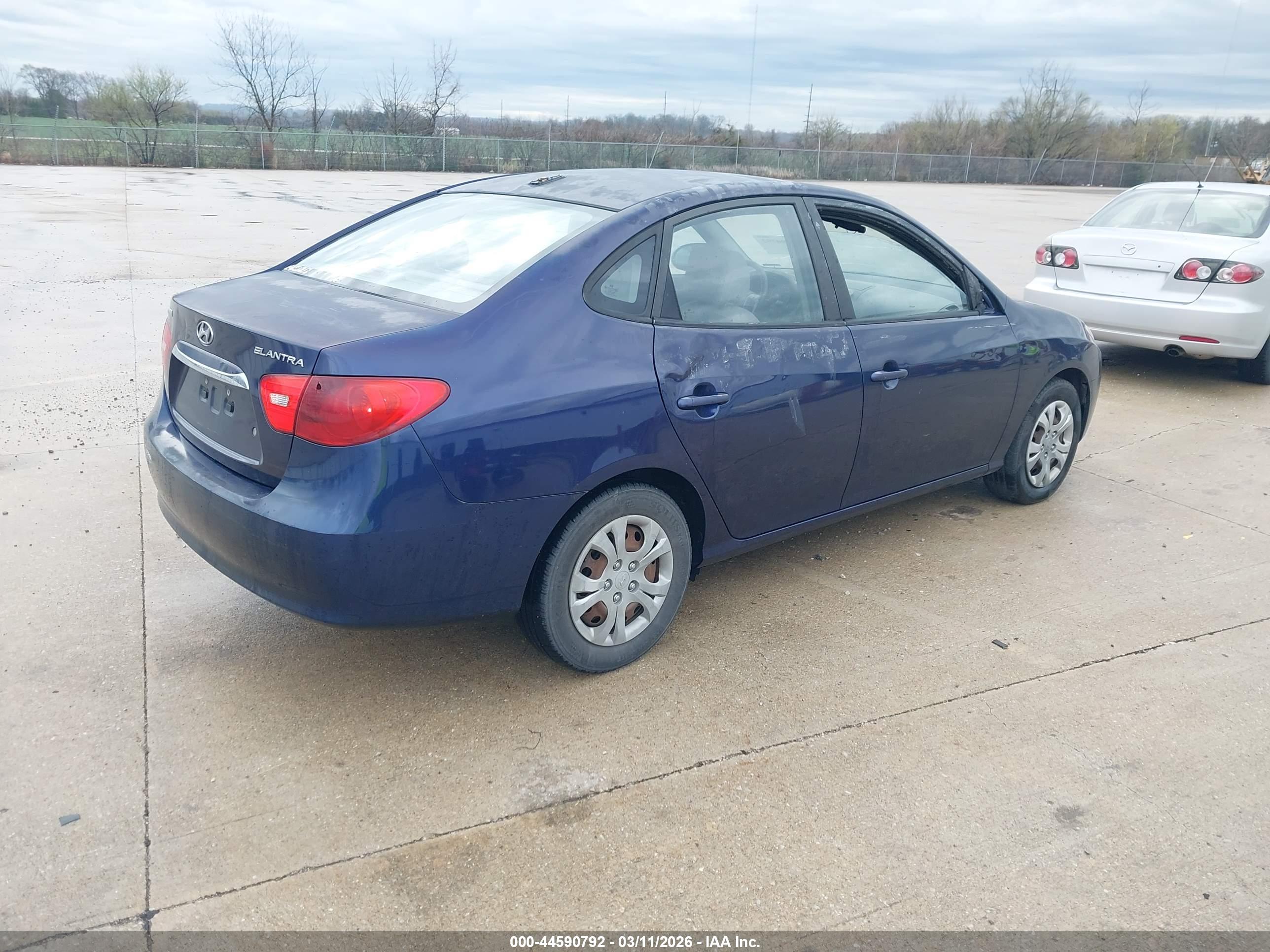 HYUNDAI ELANTRA image 4