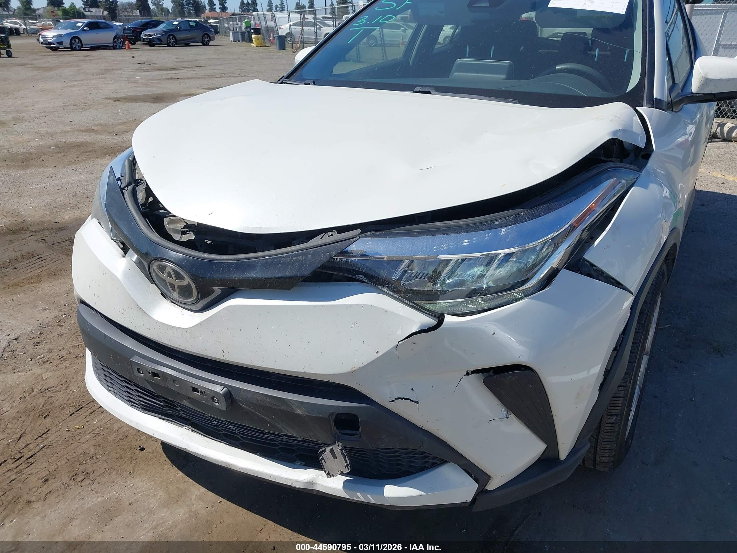 TOYOTA C-HR image 6