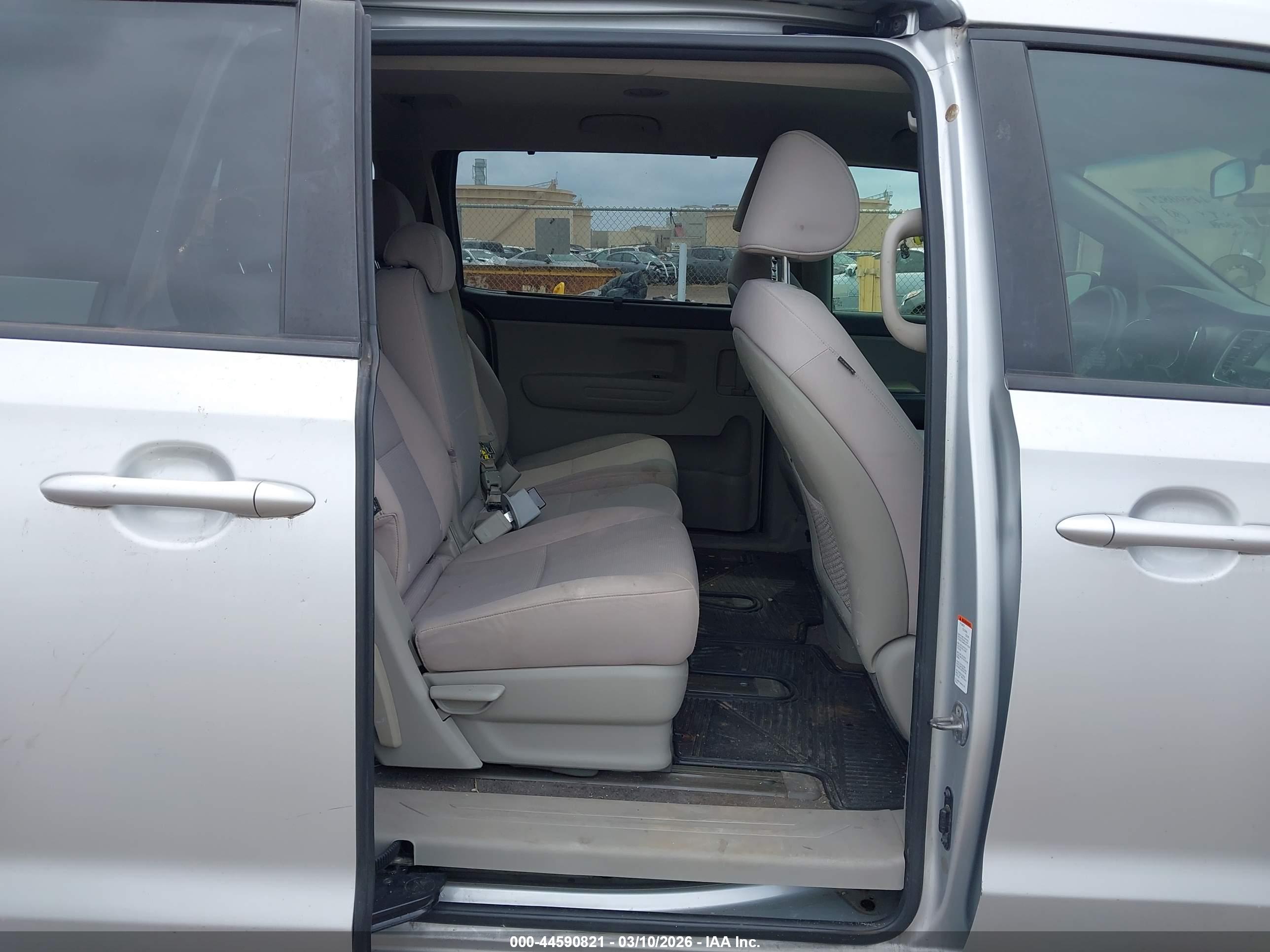 KIA SEDONA image 8
