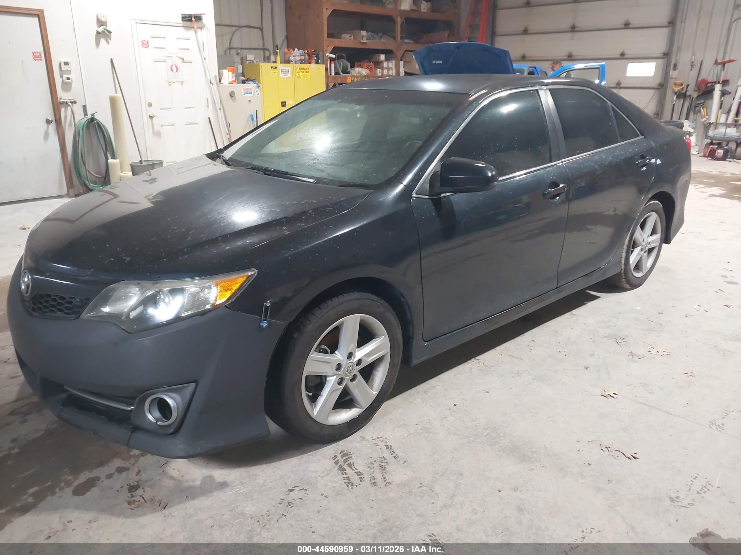 TOYOTA CAMRY image 2