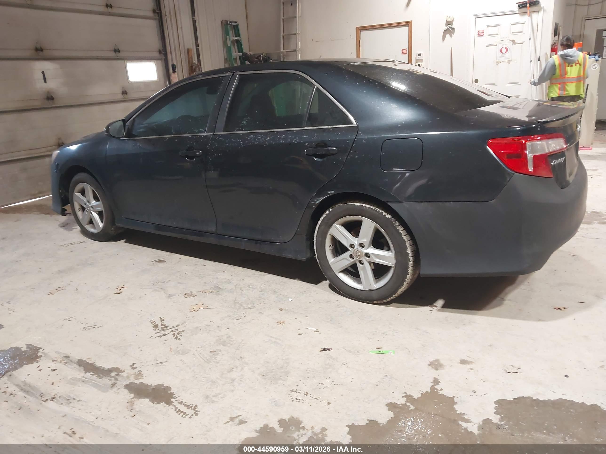 TOYOTA CAMRY image 3