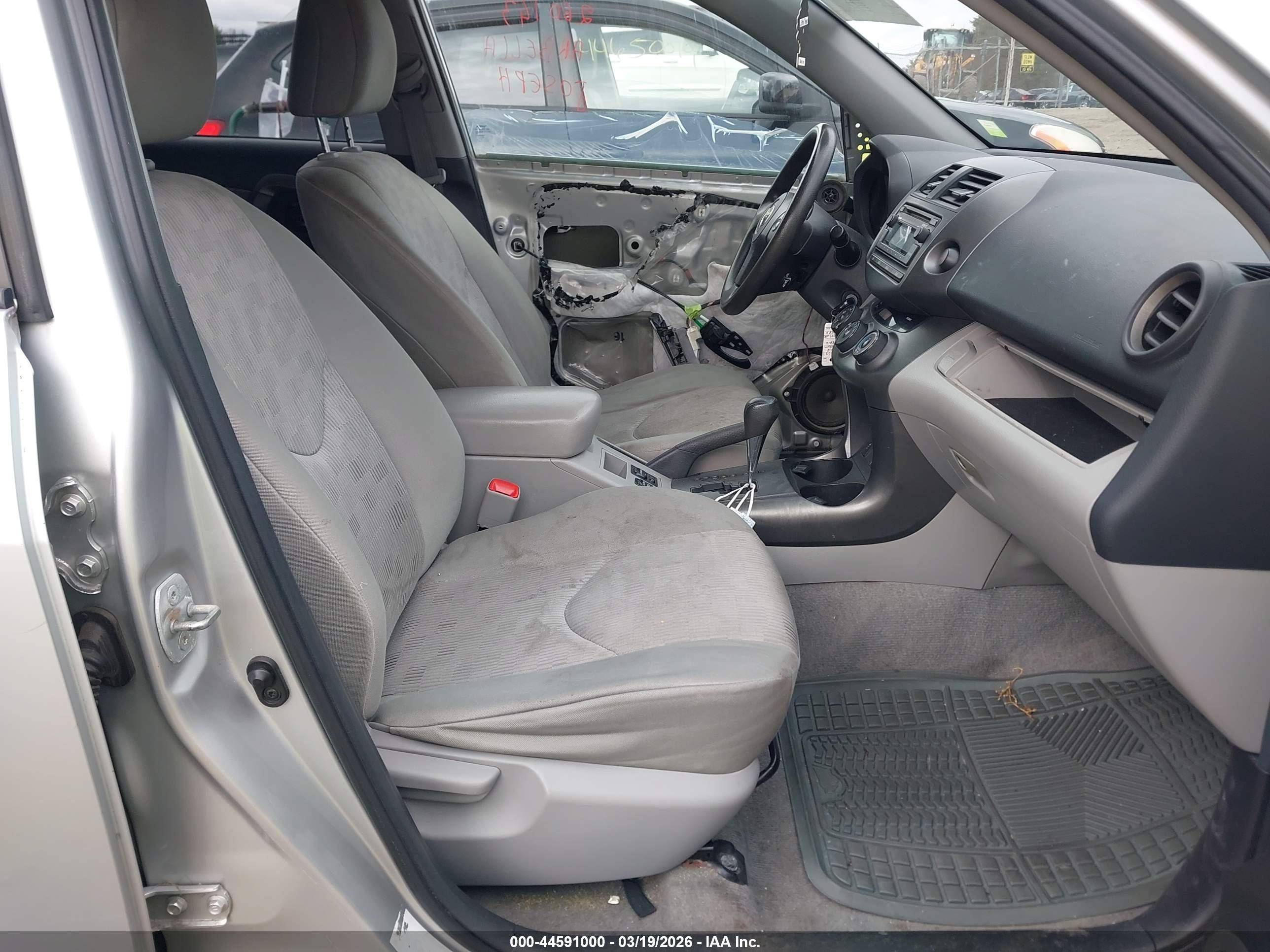 TOYOTA RAV4 image 5