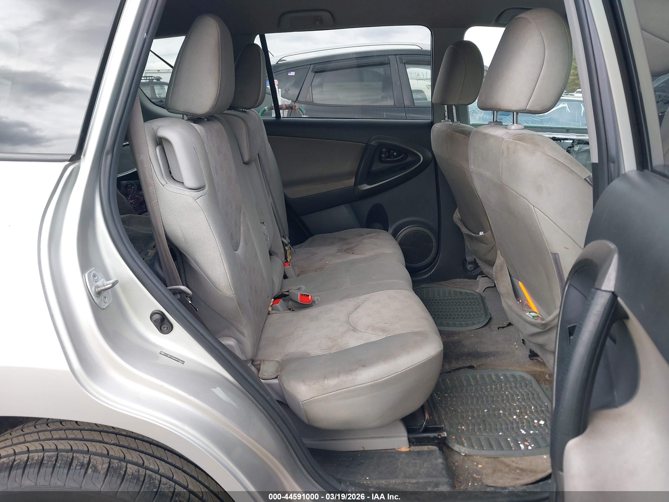 TOYOTA RAV4 image 8