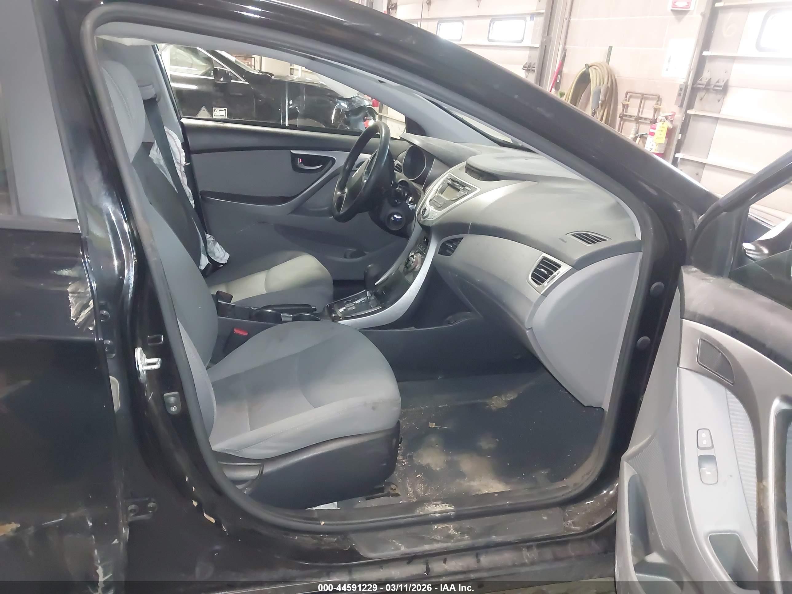HYUNDAI ELANTRA image 5