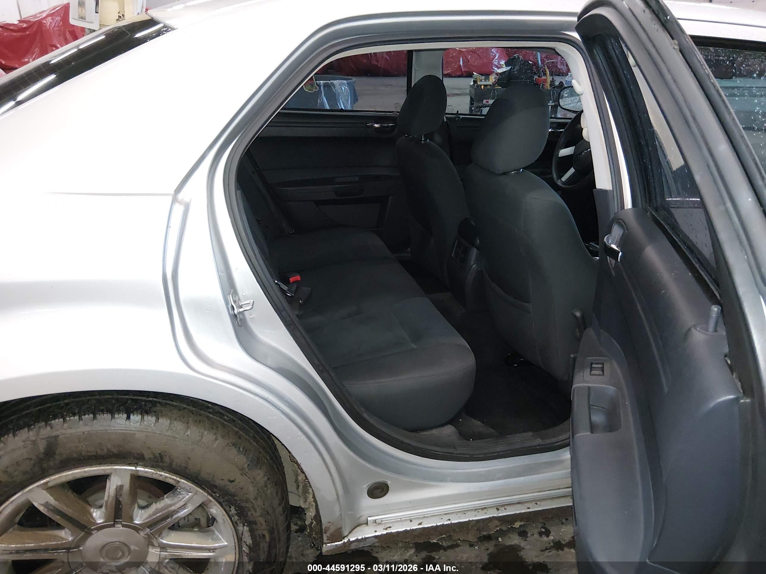 CHRYSLER 300 image 8