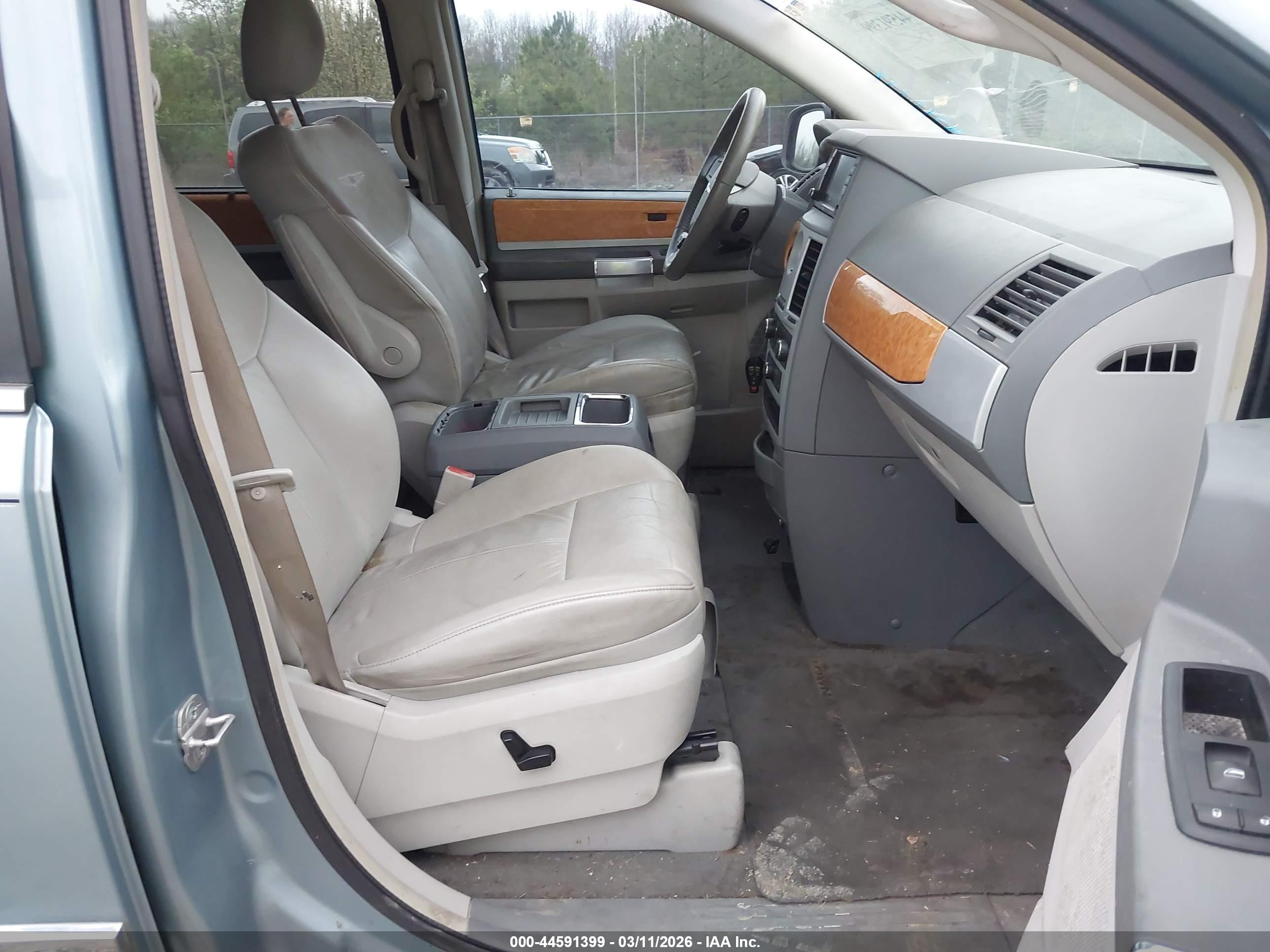 CHRYSLER TOWN image 5