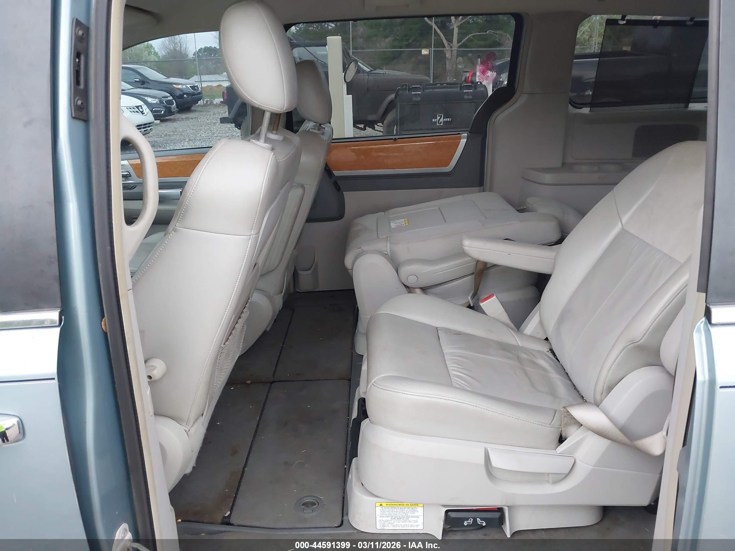 CHRYSLER TOWN image 8