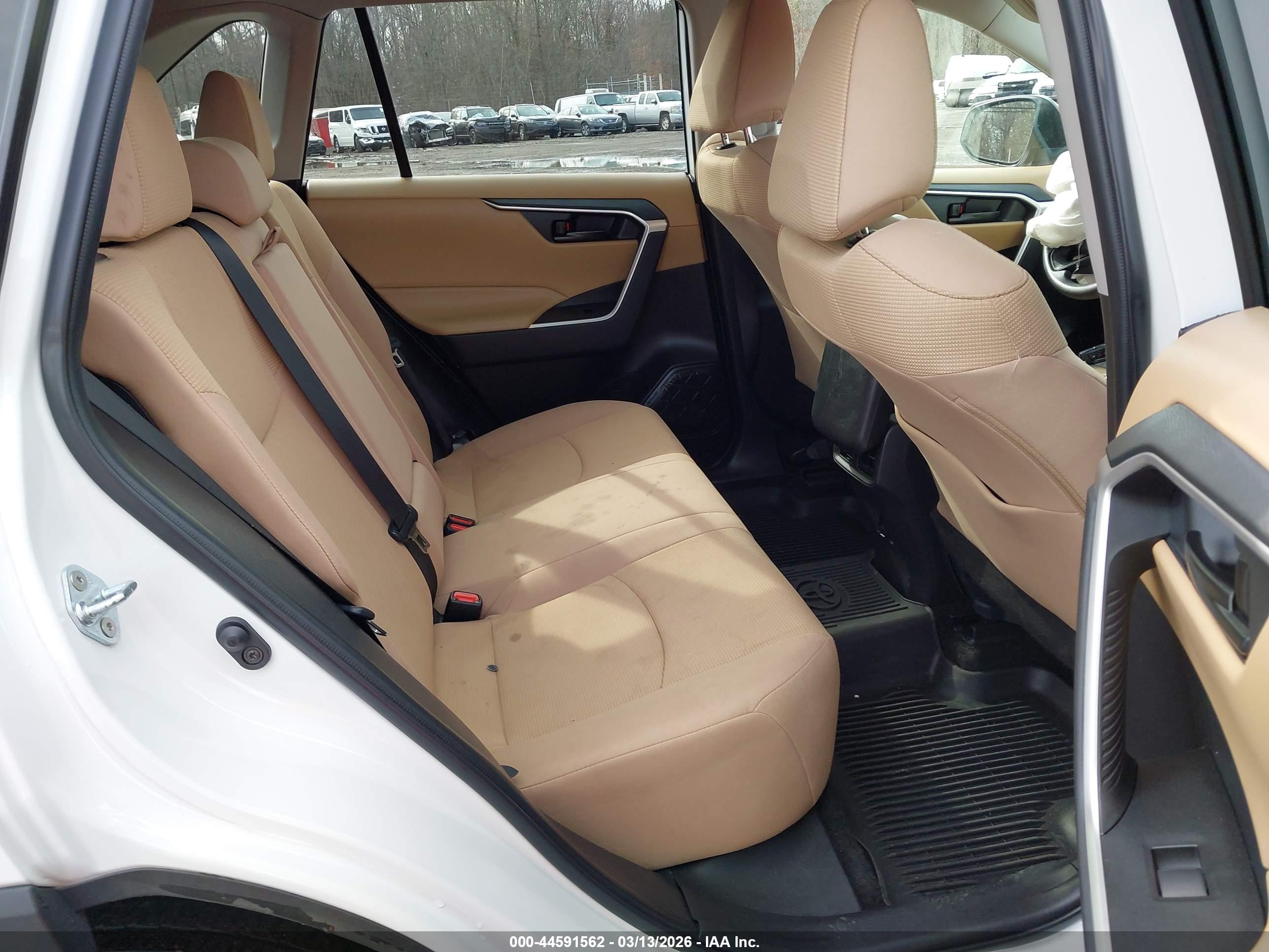 TOYOTA RAV4 image 8