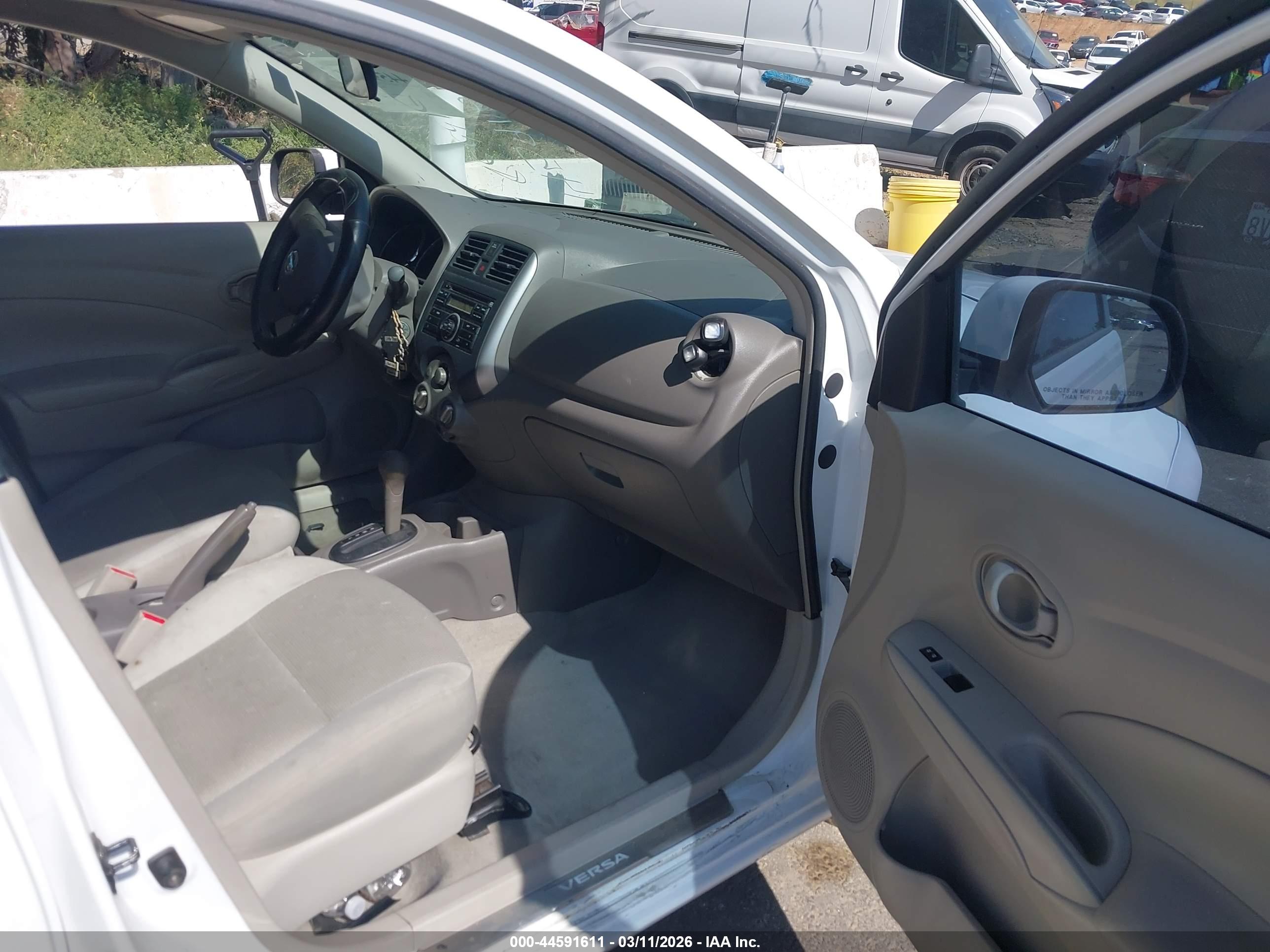 NISSAN VERSA image 5