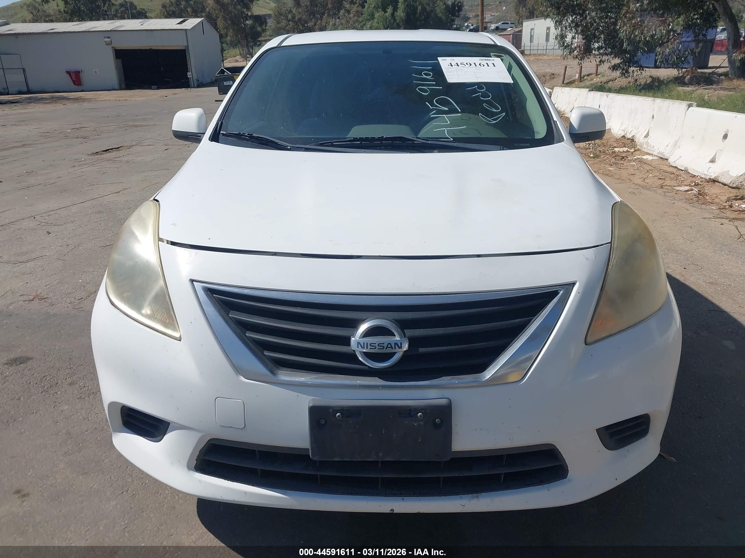 NISSAN VERSA image 6