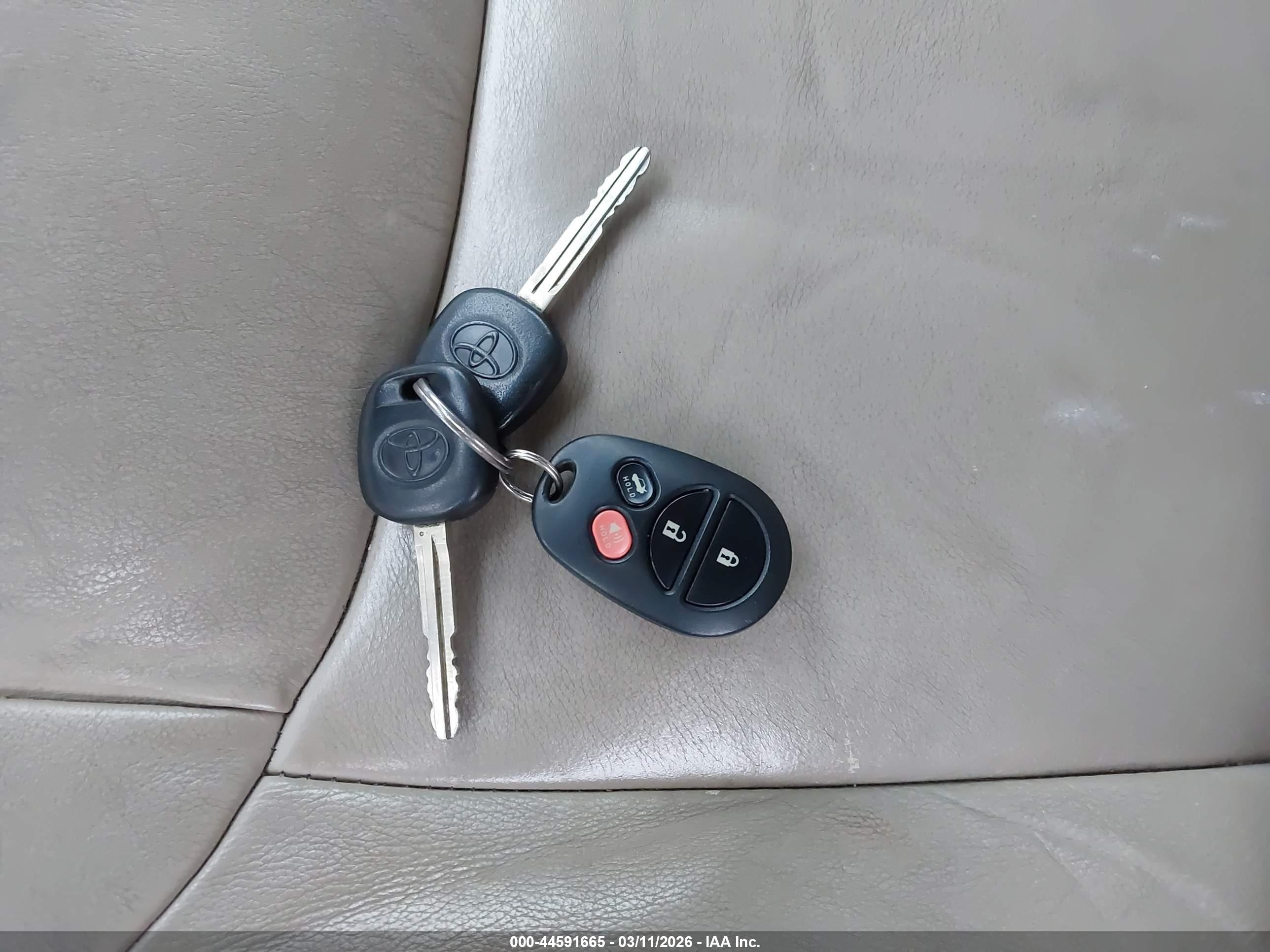 TOYOTA AVALON image 11
