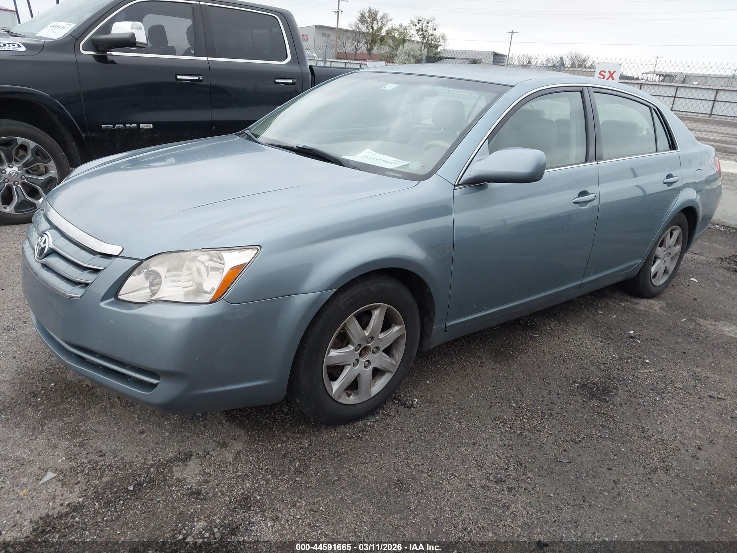 TOYOTA AVALON image 2