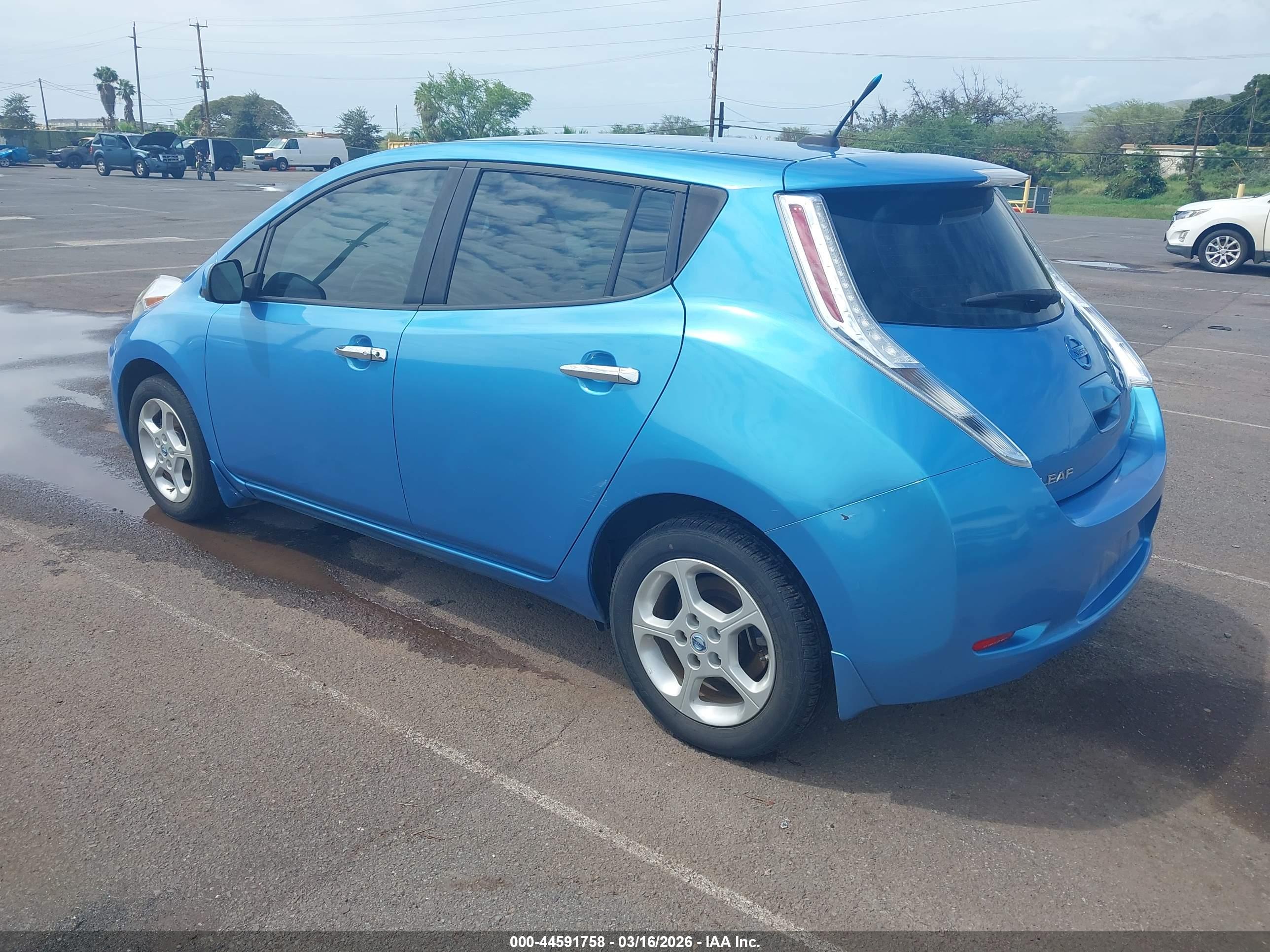 NISSAN LEAF image 3