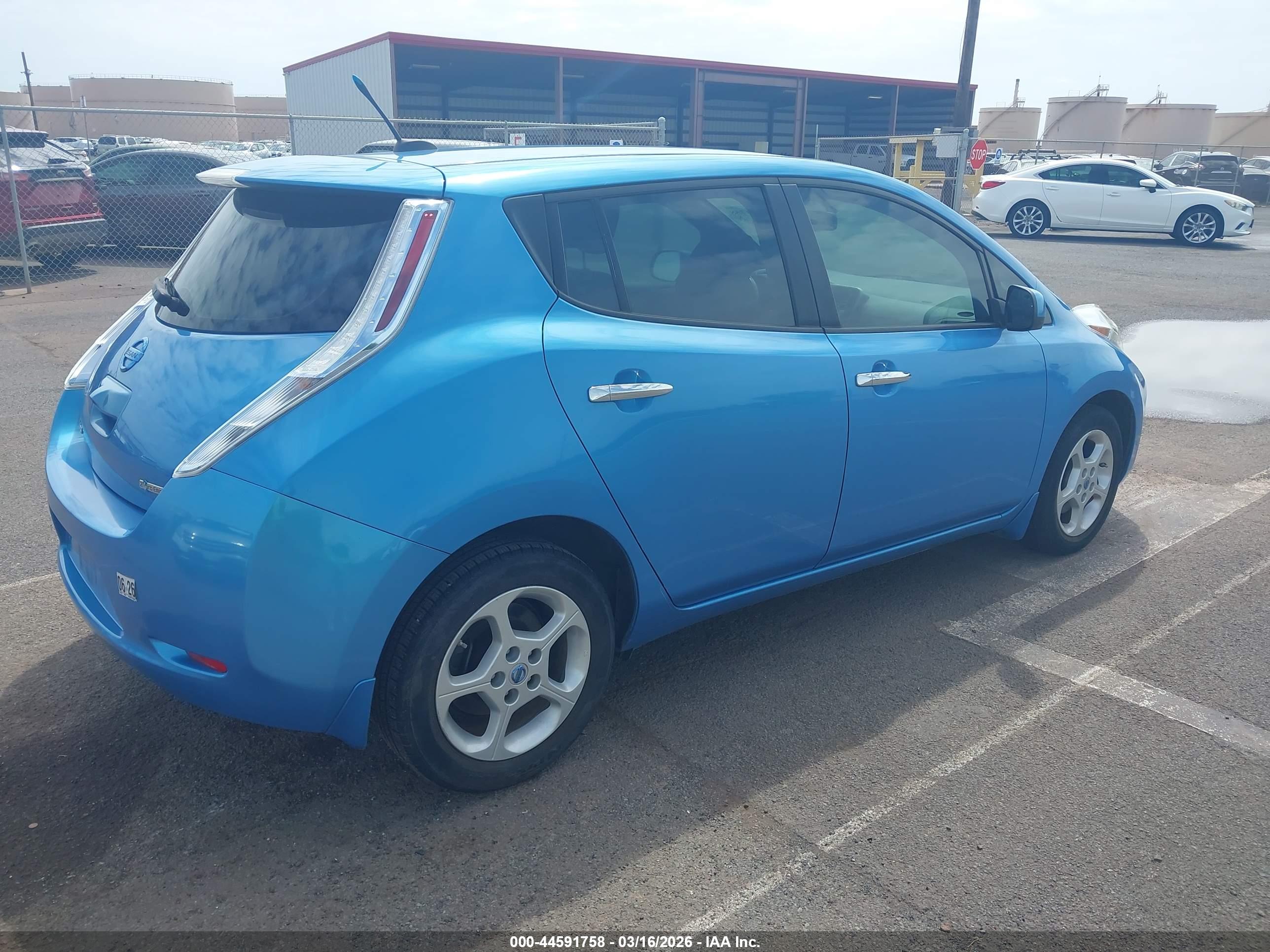 NISSAN LEAF image 4