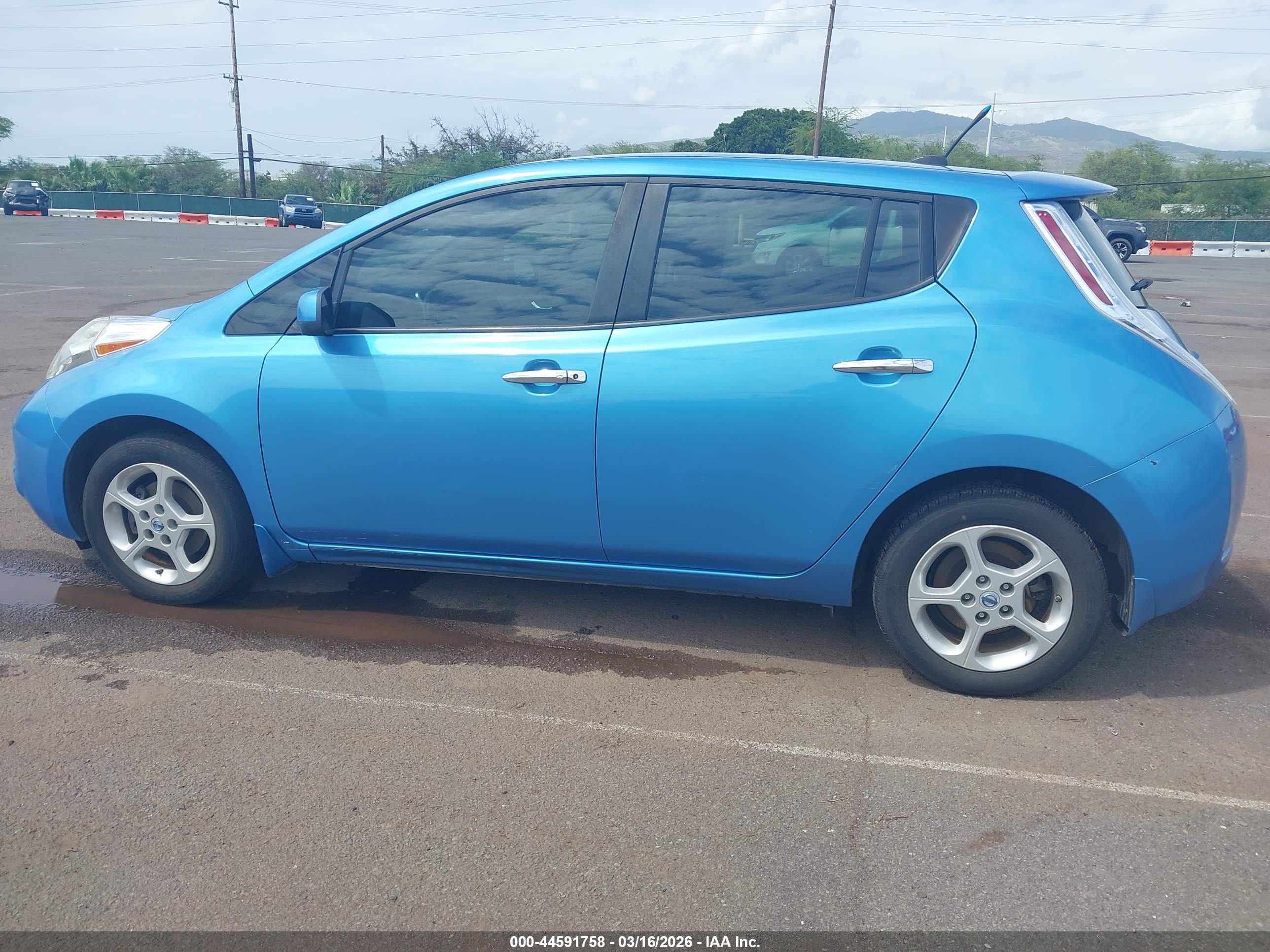NISSAN LEAF image 6
