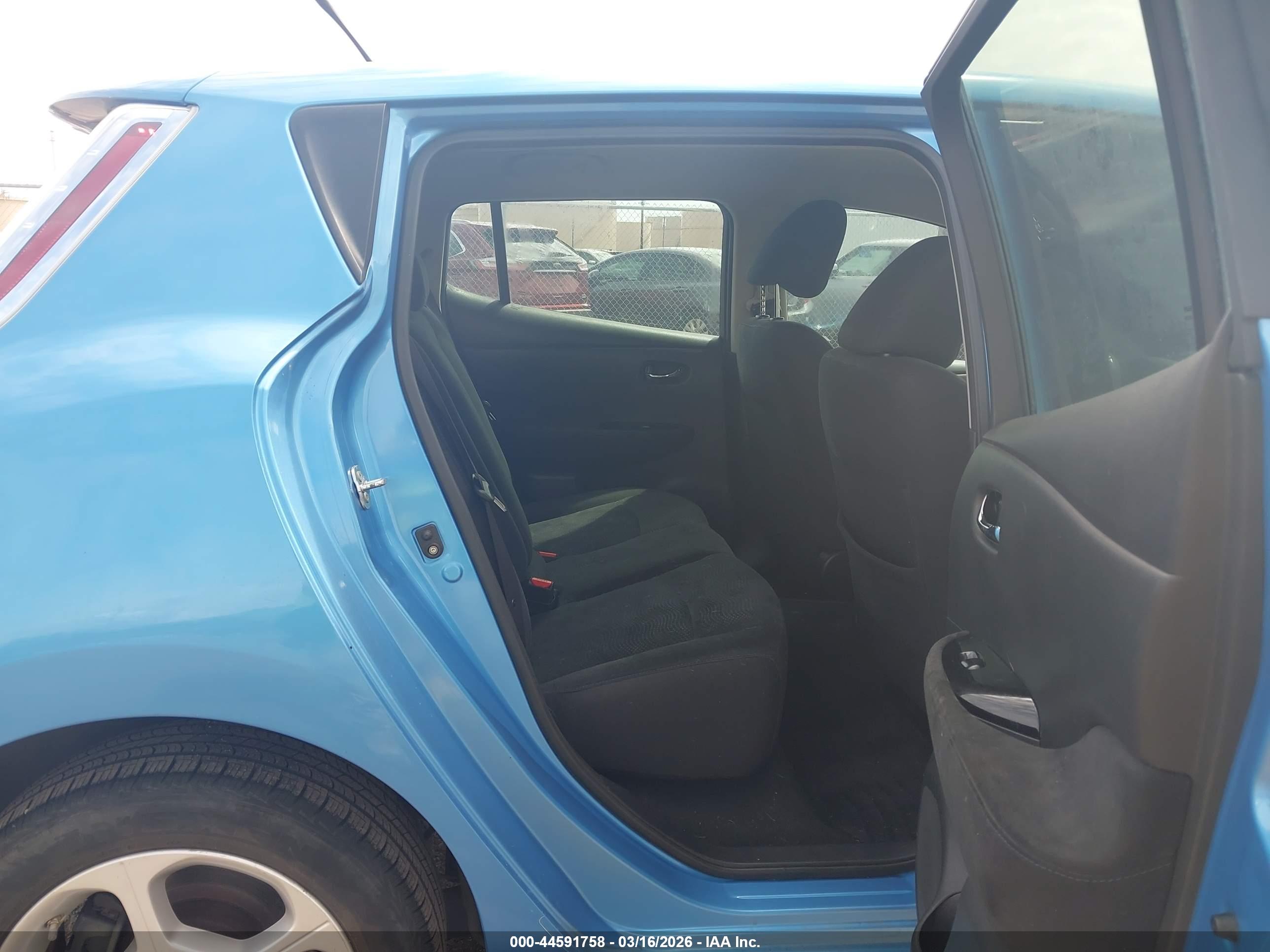 NISSAN LEAF image 8