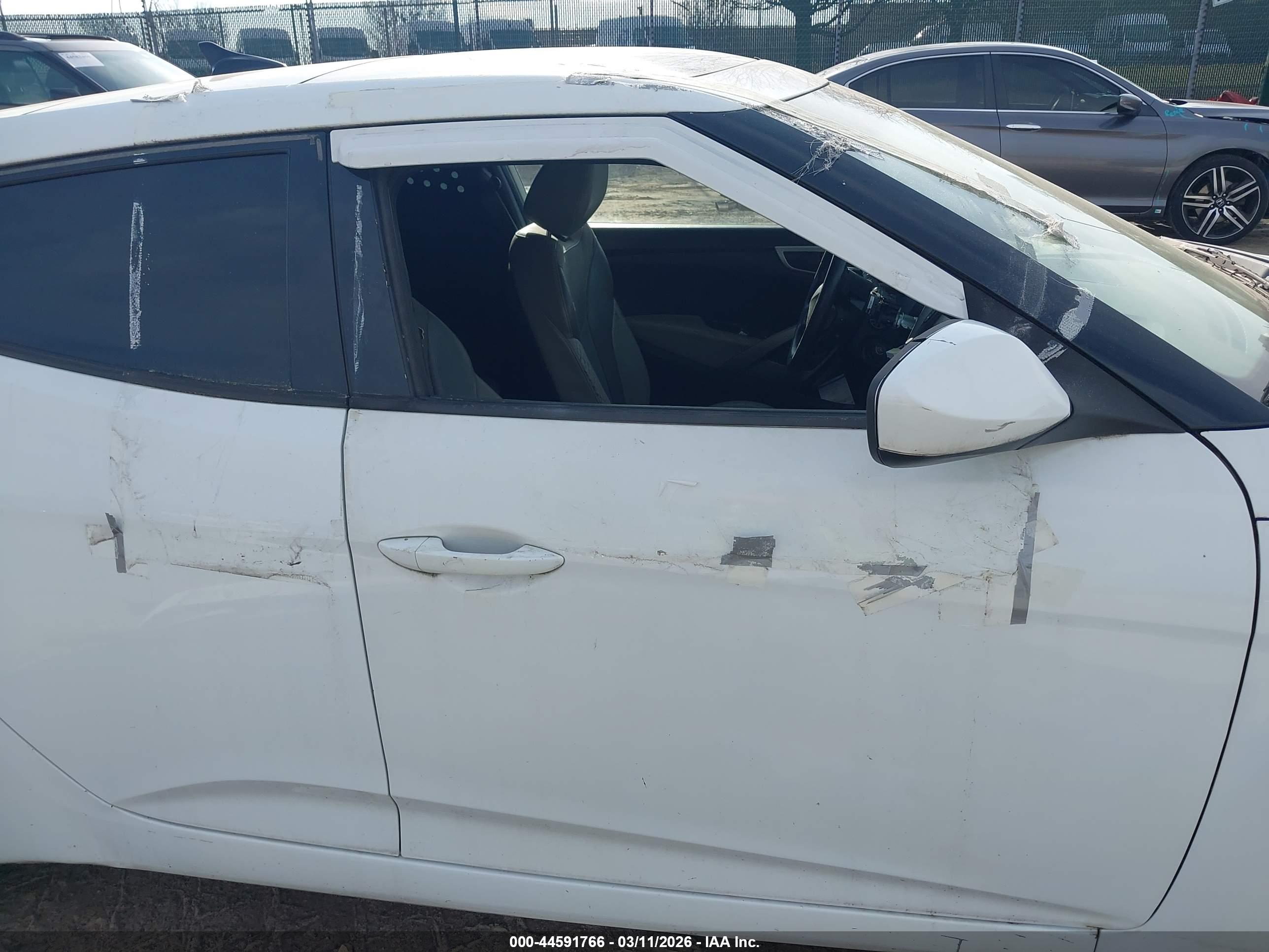 HYUNDAI VELOSTER image 6