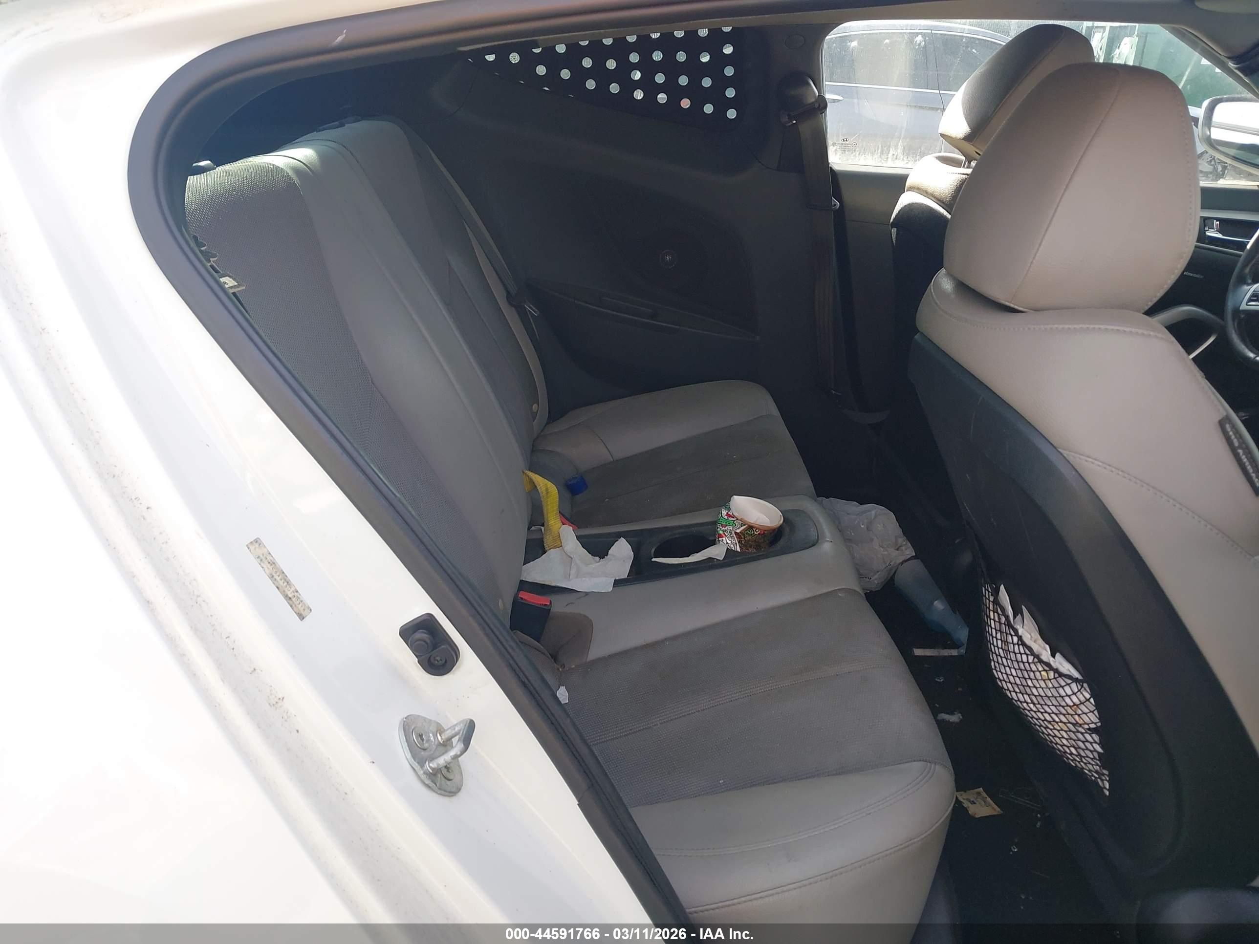 HYUNDAI VELOSTER image 8