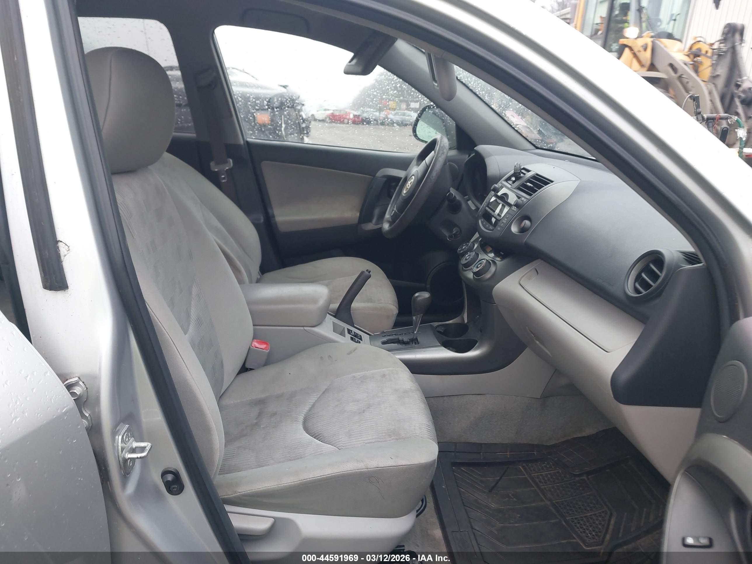 TOYOTA RAV4 image 5