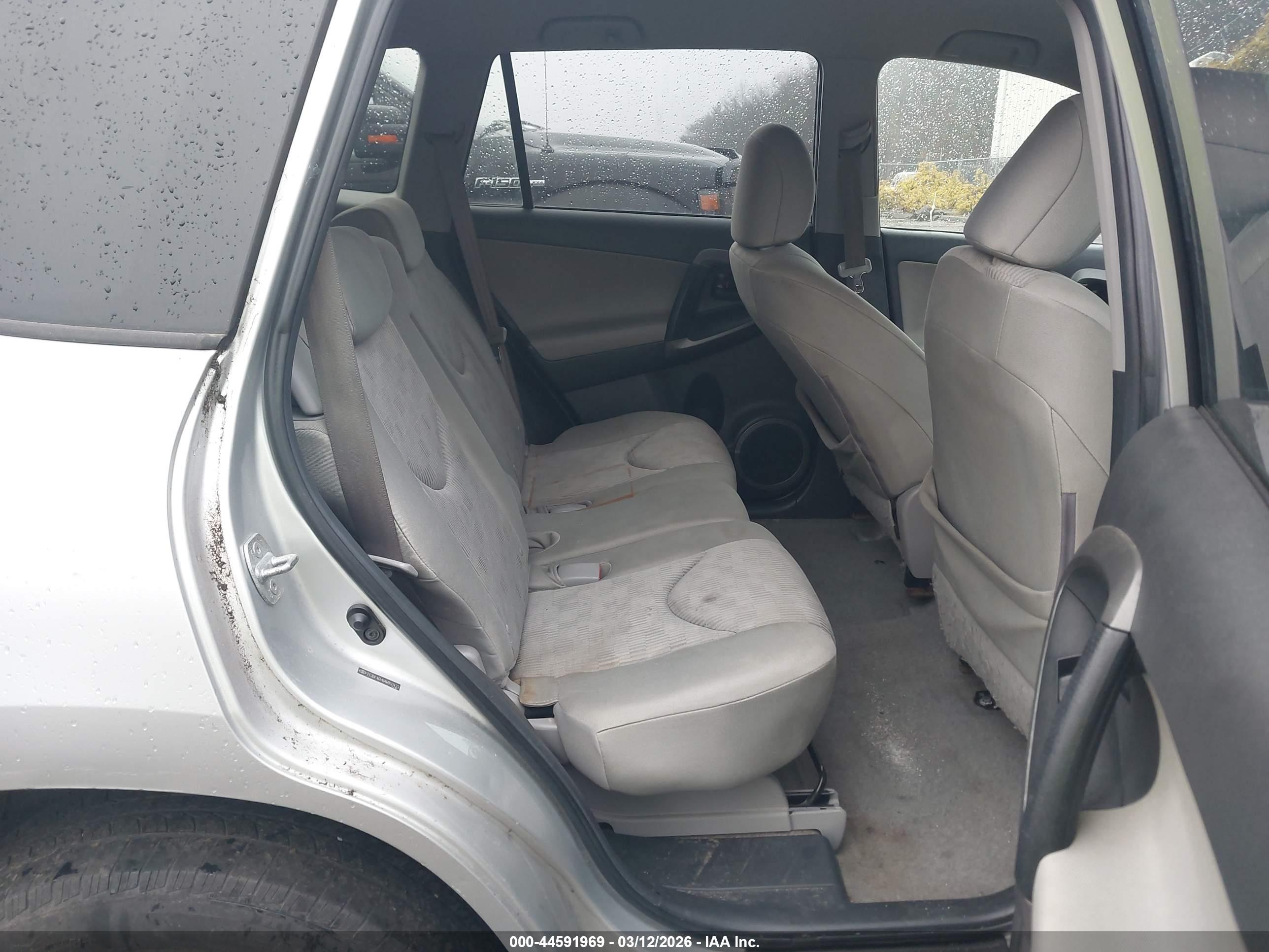 TOYOTA RAV4 image 8