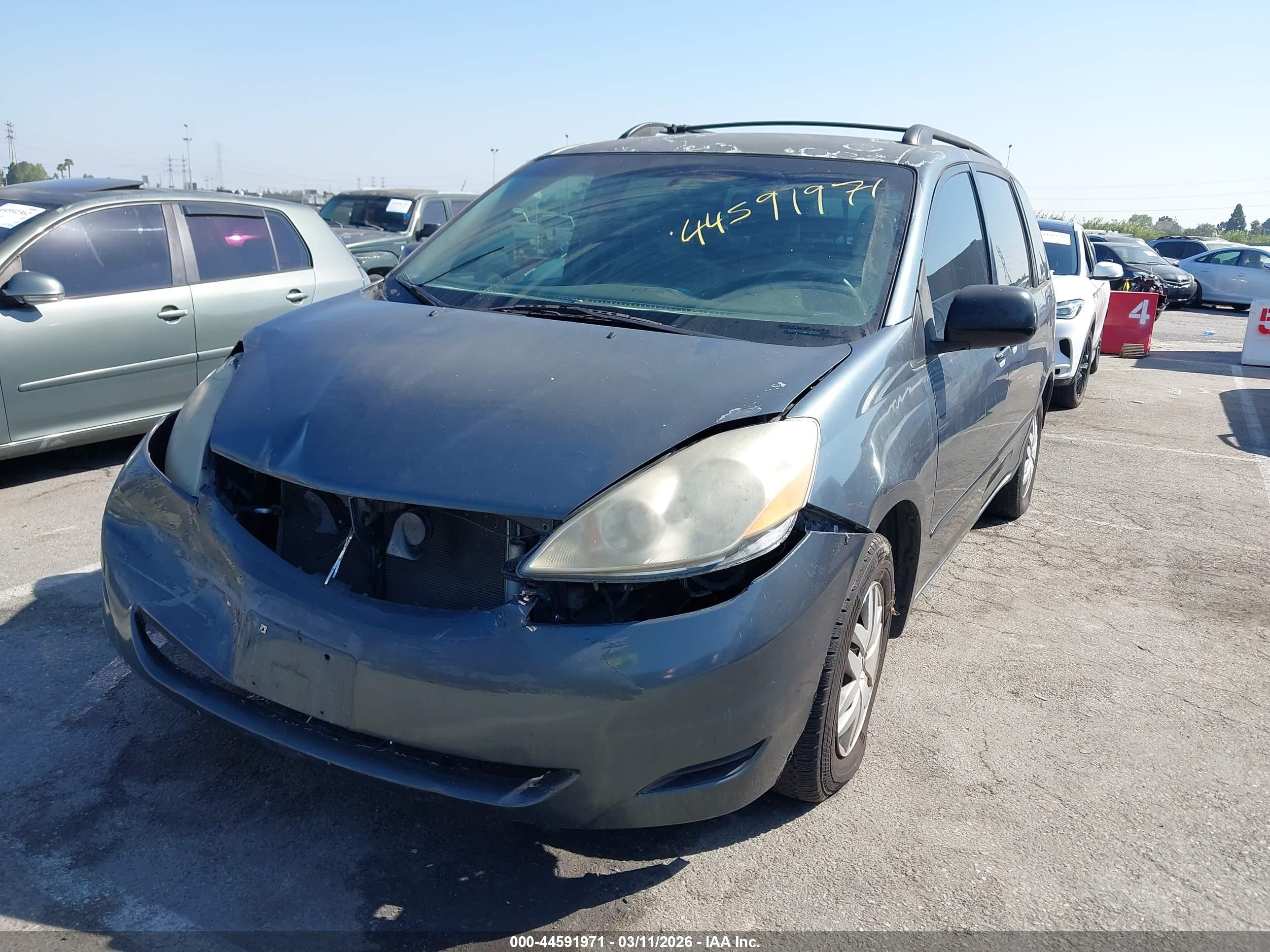TOYOTA SIENNA image 2