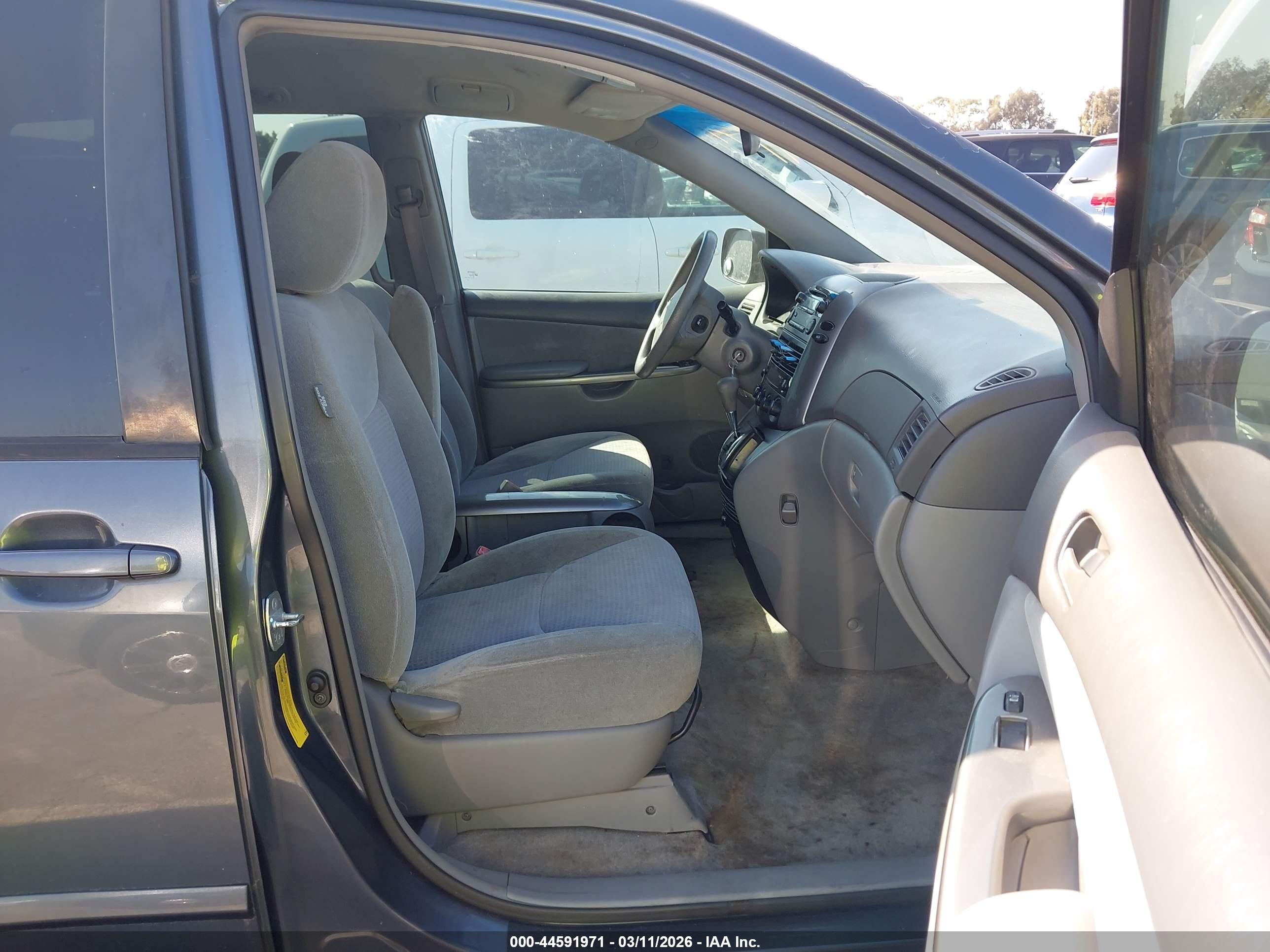 TOYOTA SIENNA image 5