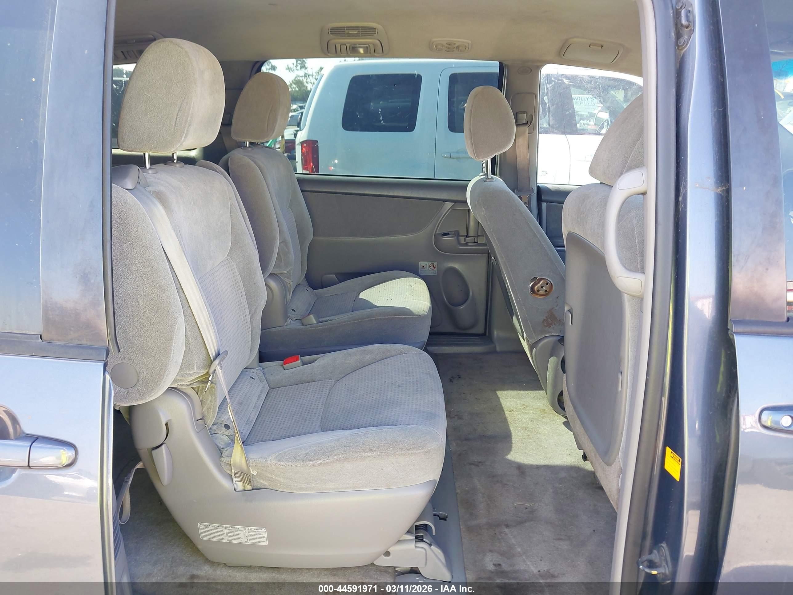 TOYOTA SIENNA image 8