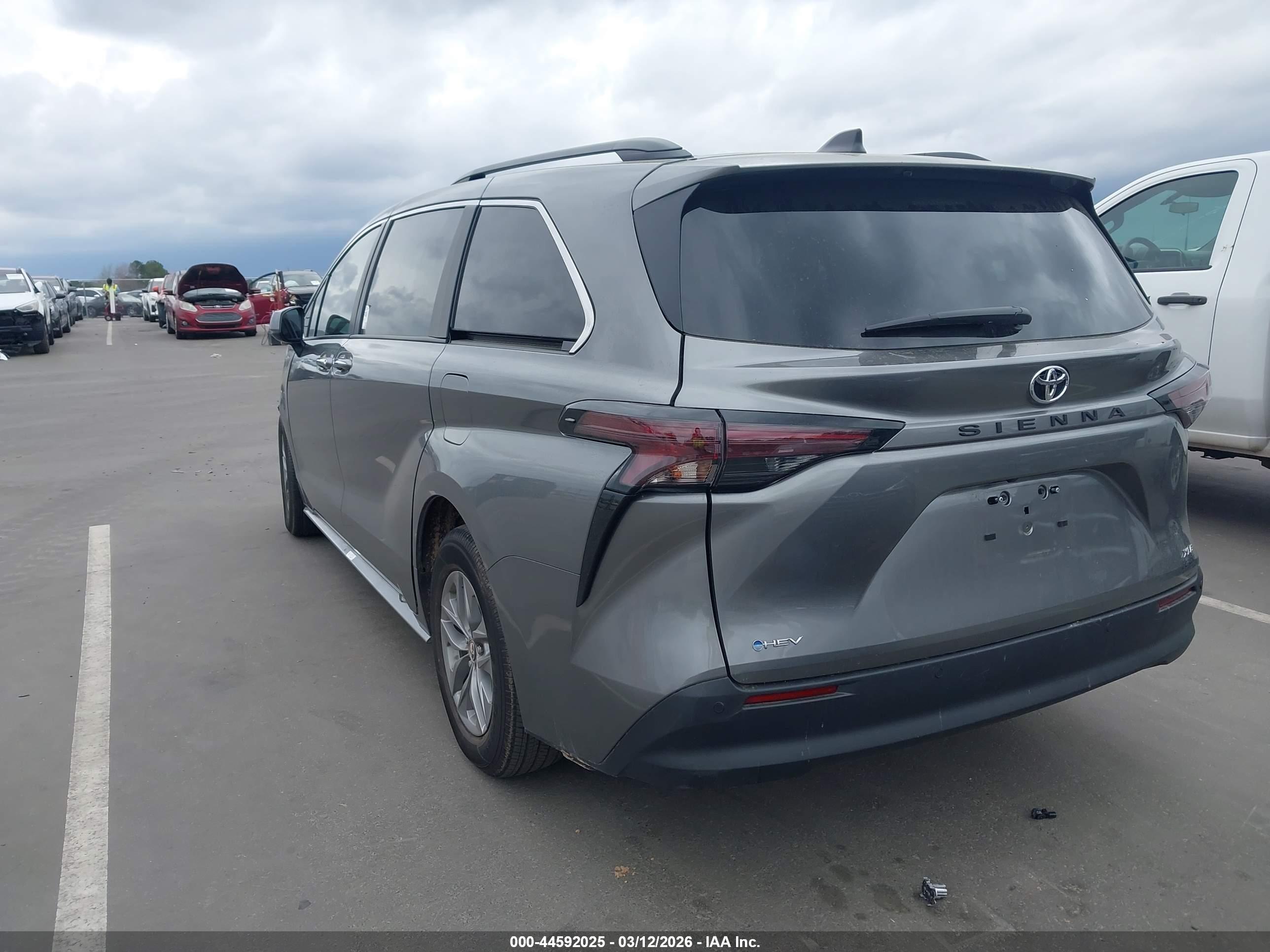 TOYOTA SIENNA image 3
