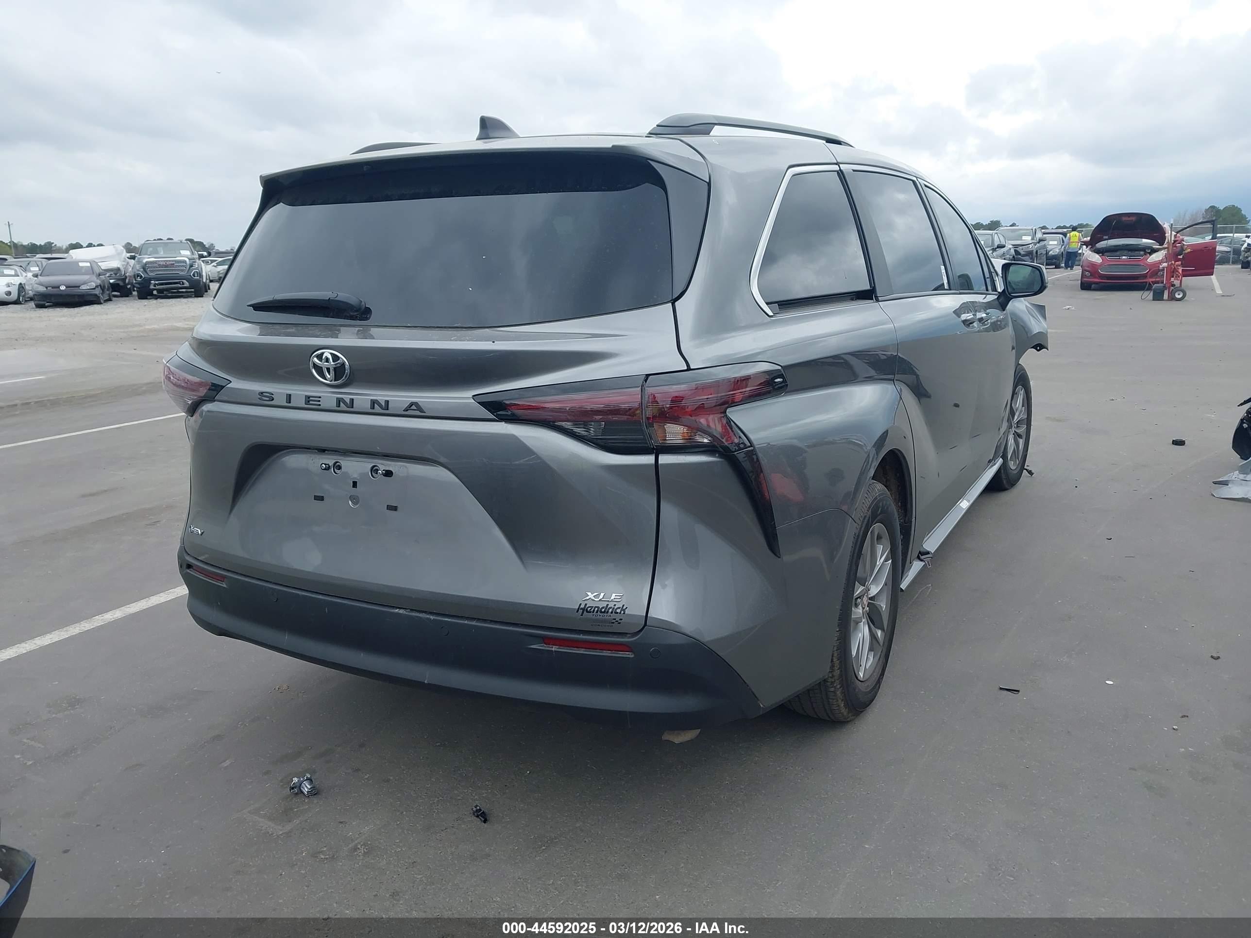 TOYOTA SIENNA image 4