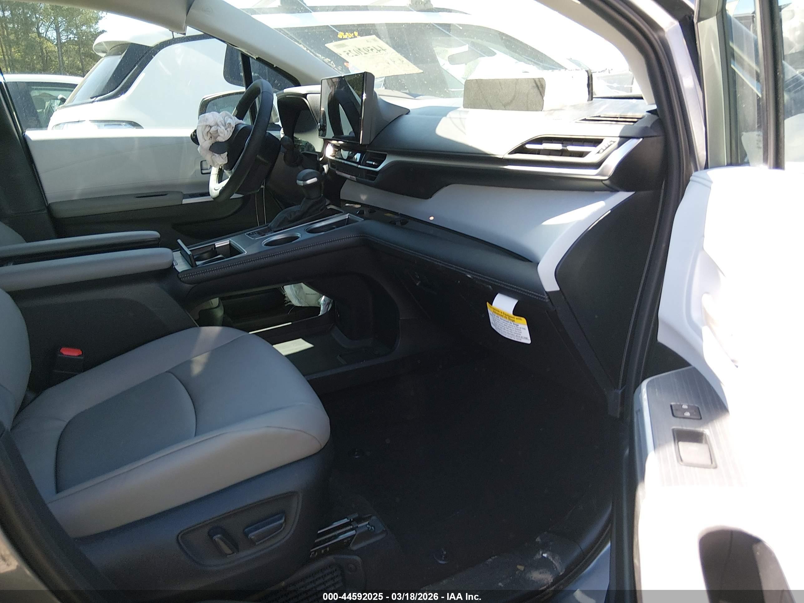 TOYOTA SIENNA image 5