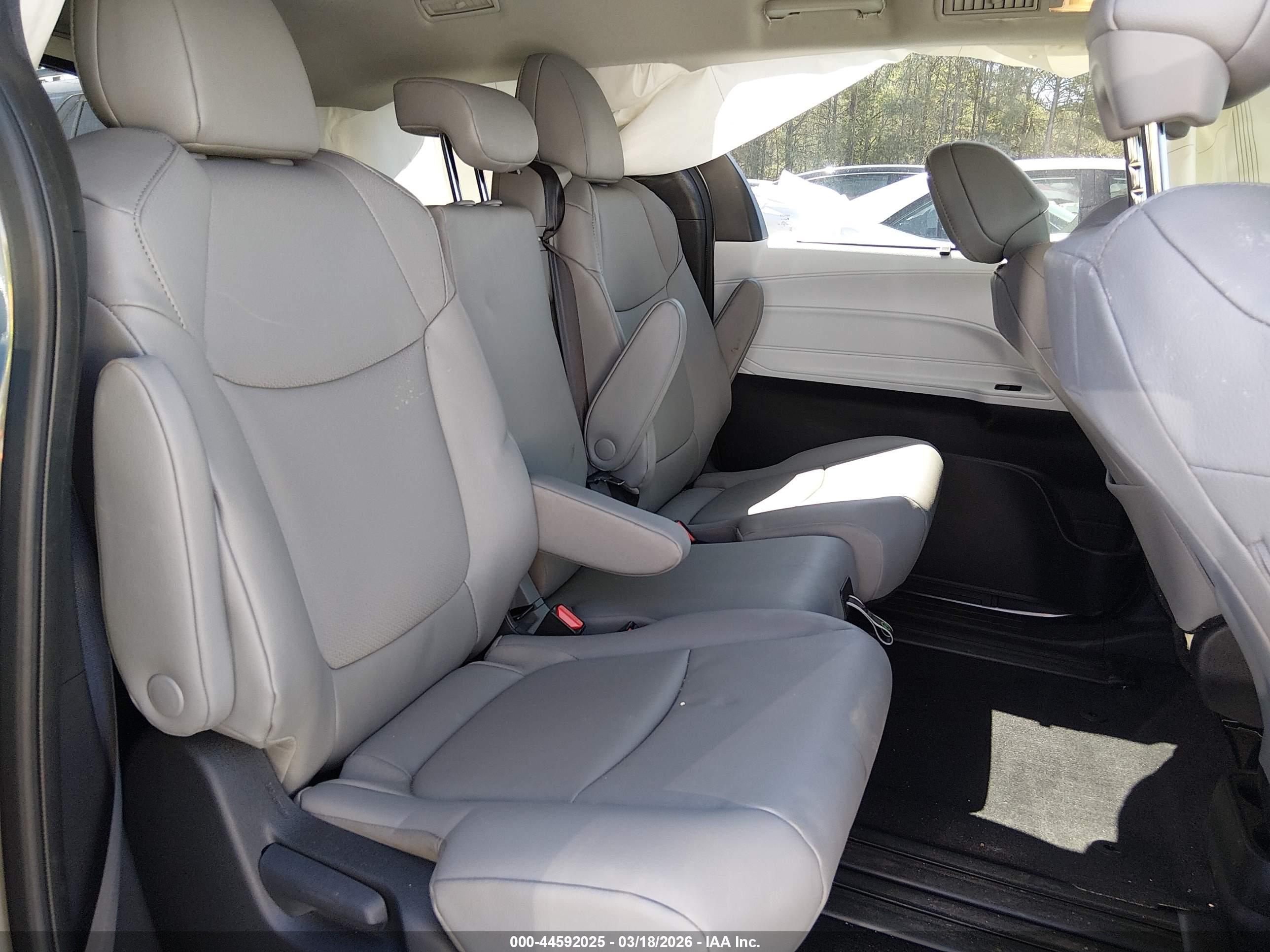 TOYOTA SIENNA image 8