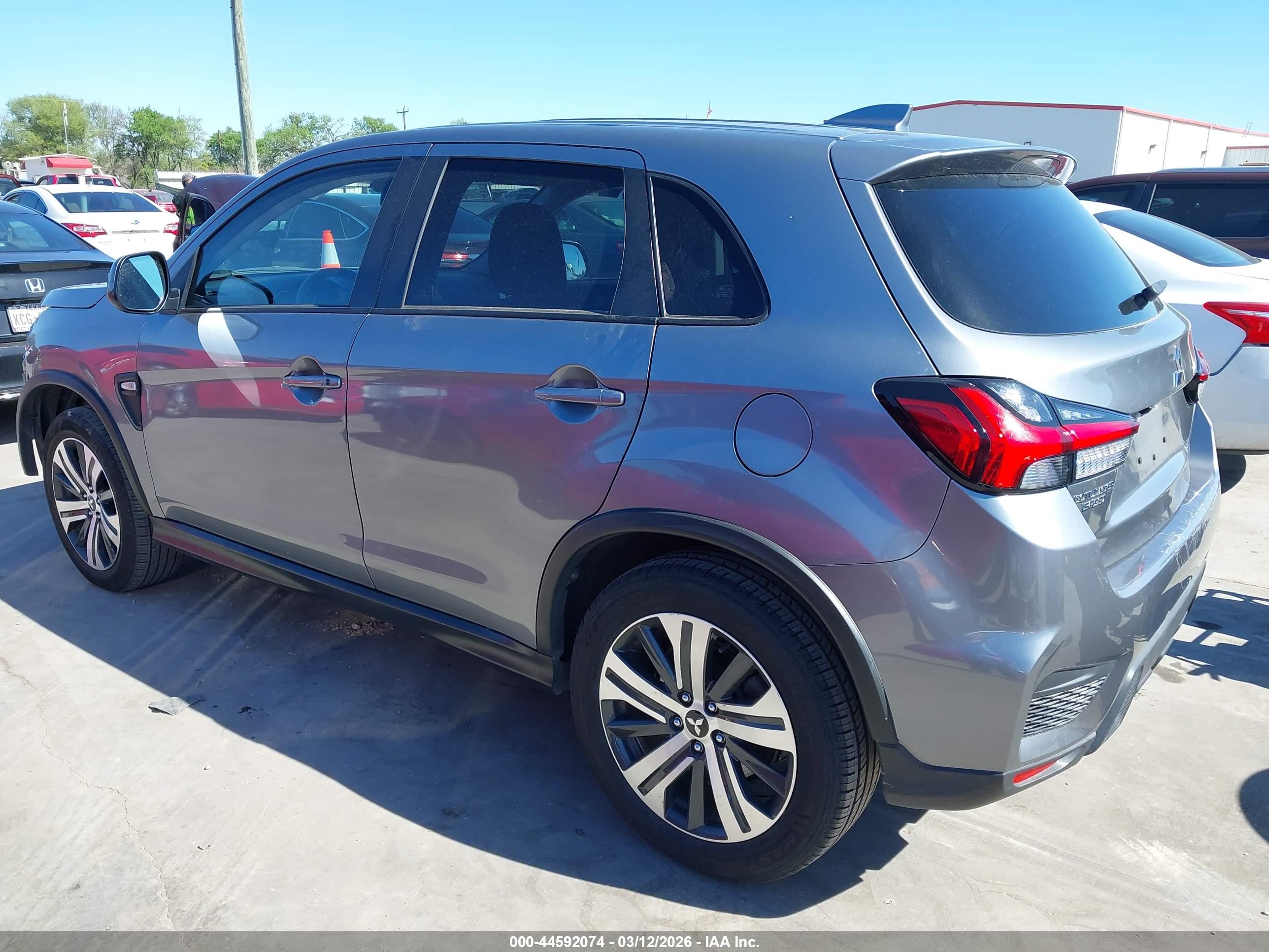 MITSUBISHI OUTLANDER image 3