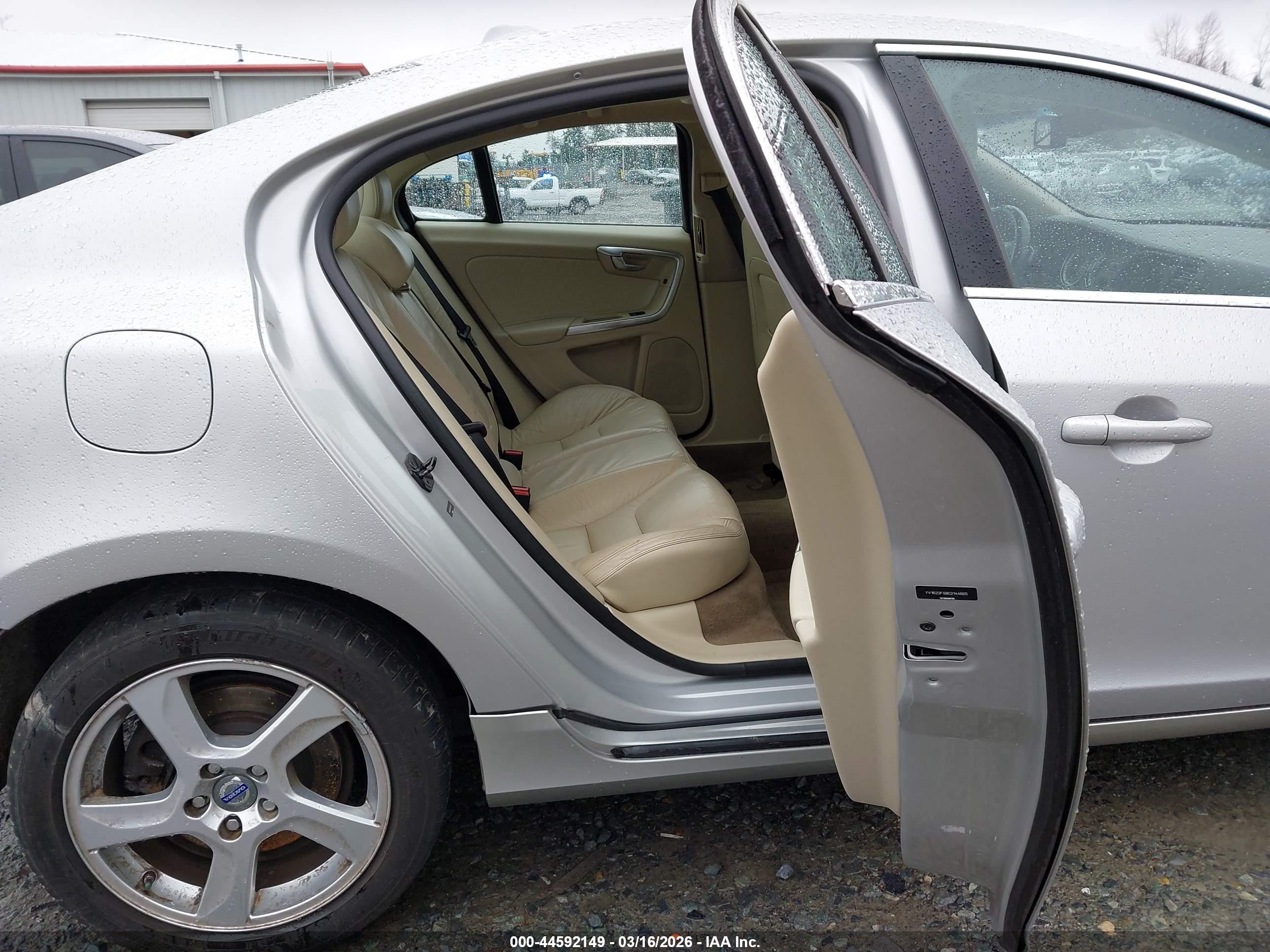 VOLVO S60 image 8