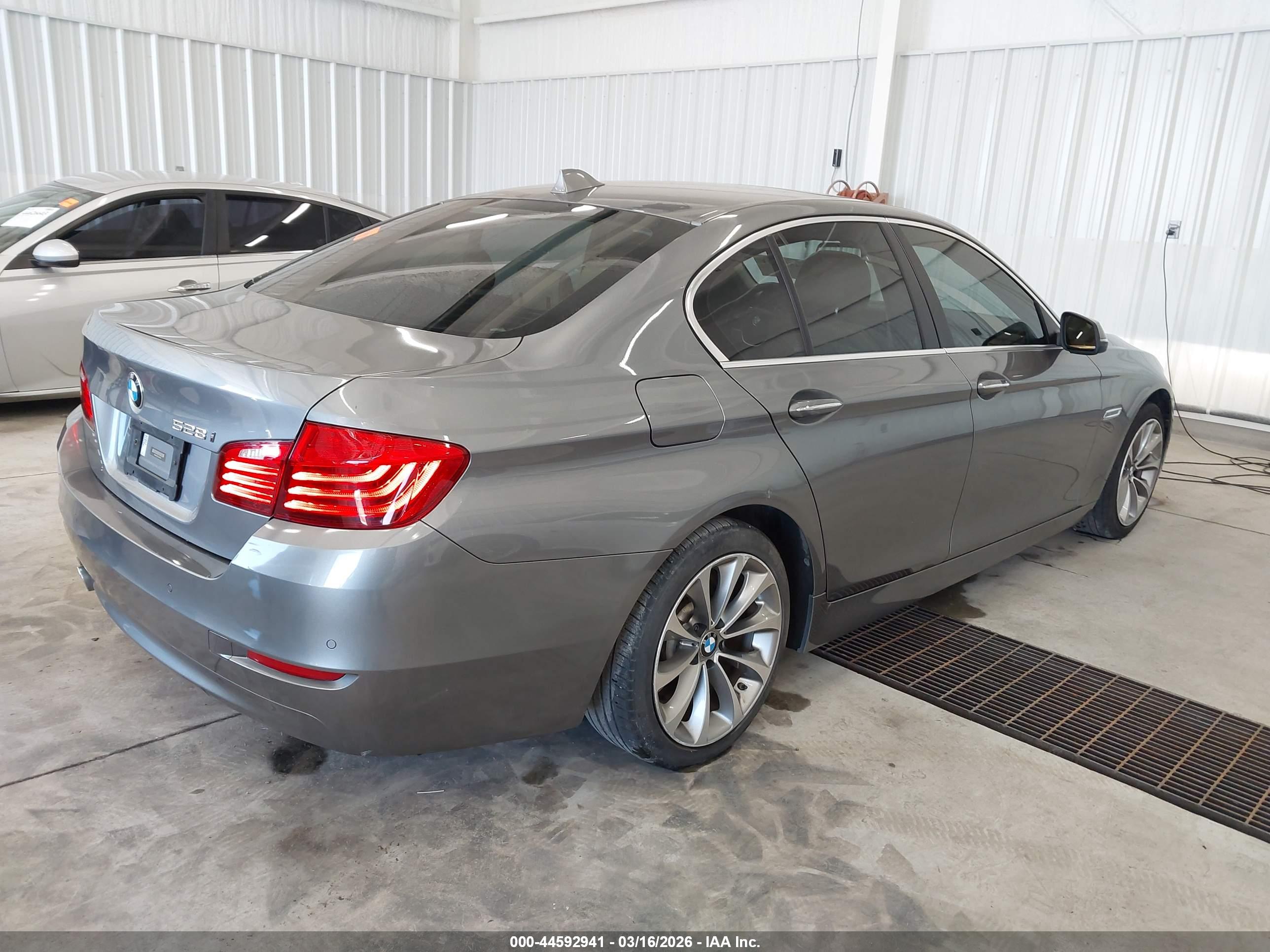 BMW 528I image 4