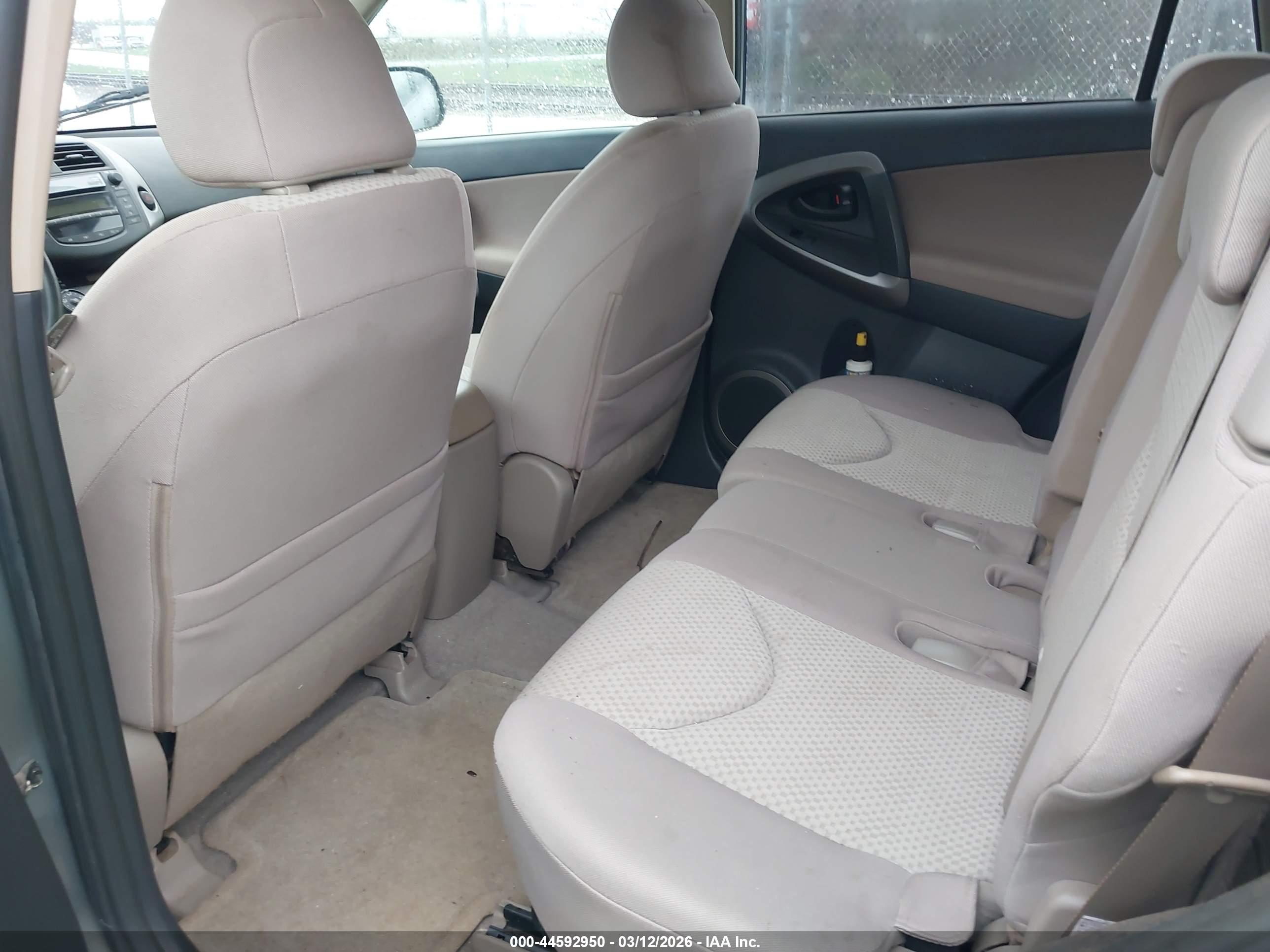 TOYOTA RAV4 image 8