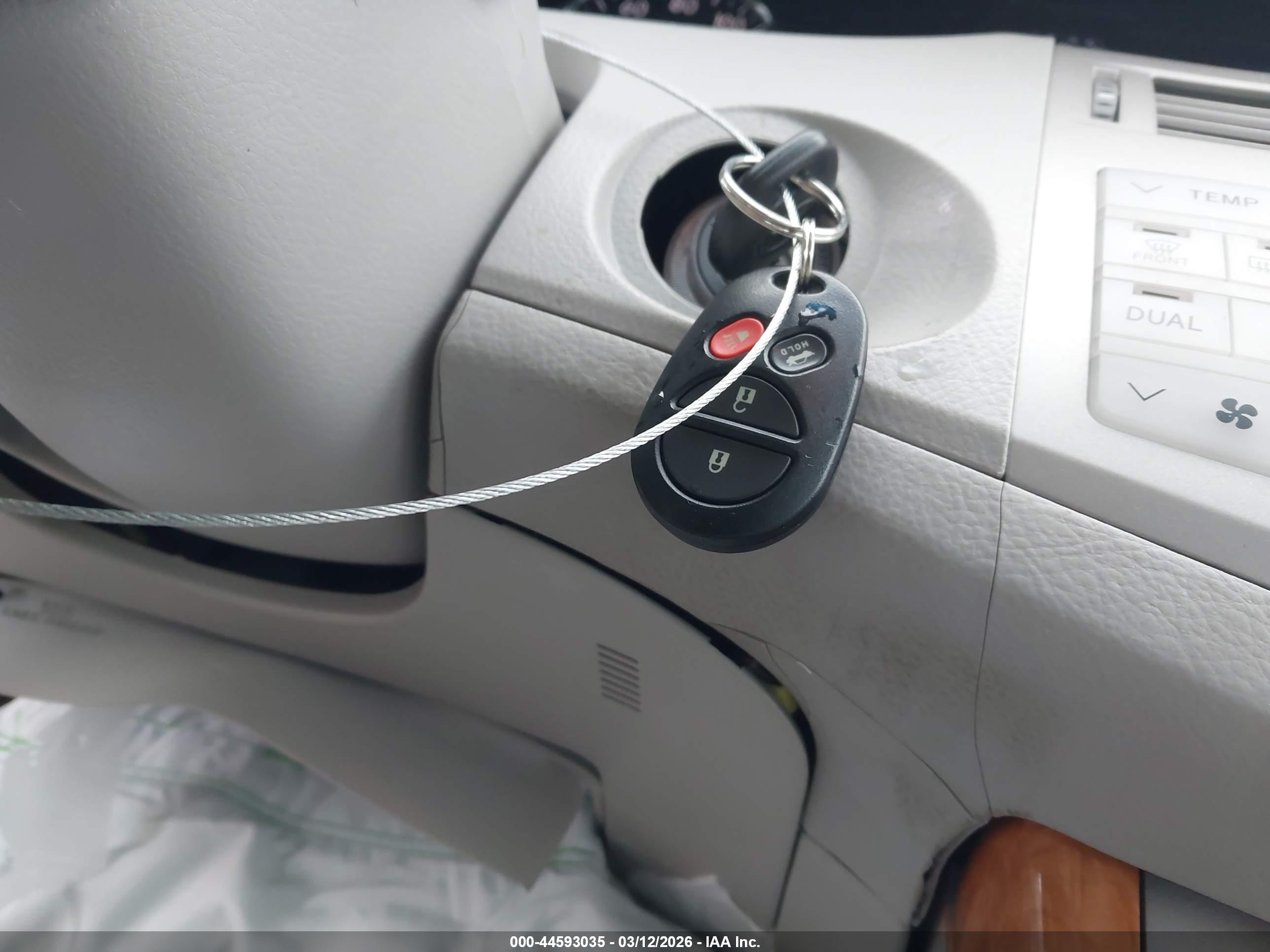 TOYOTA AVALON image 11