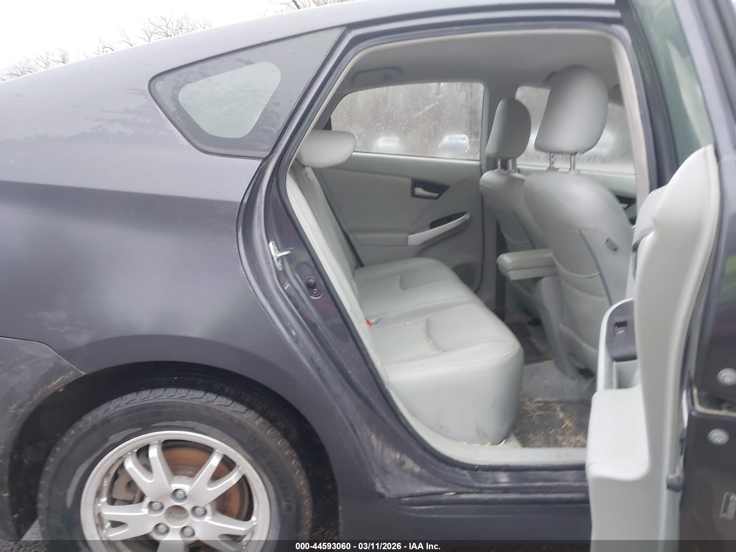 TOYOTA PRIUS image 8